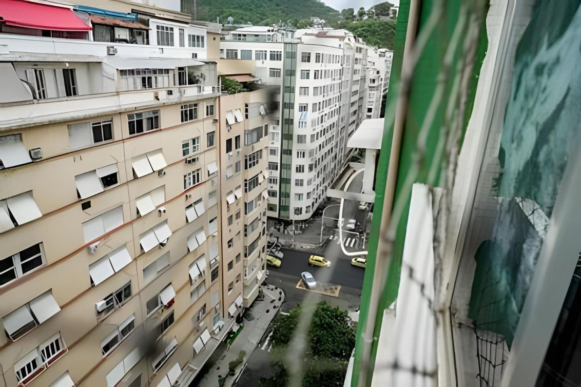 Studio simples com vista mar p/ 4 pessoas ao lado da praia com comércios ao redor