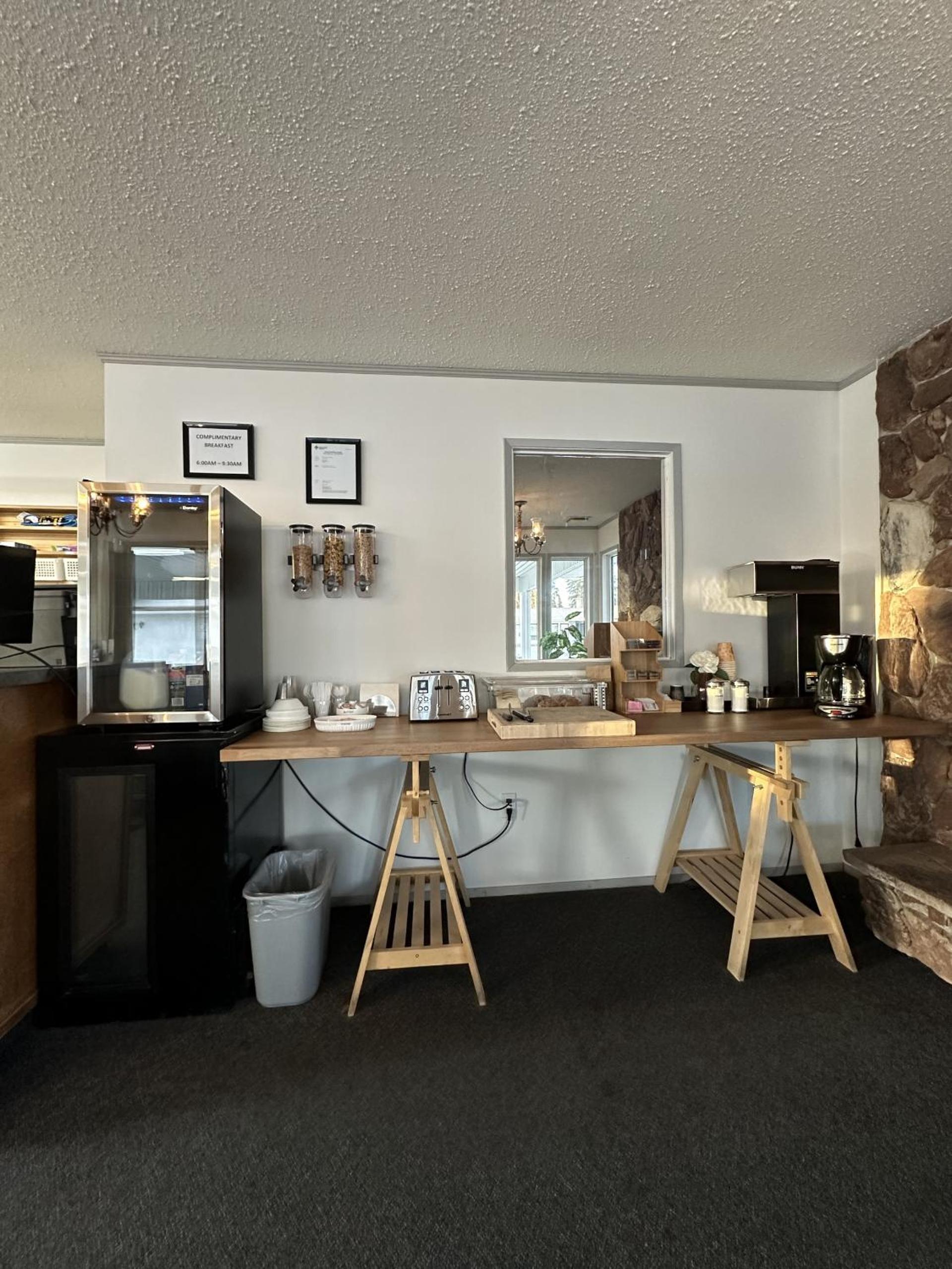 Edson Vacations - Howard Johnson by Wyndham Edson - Property Image 2