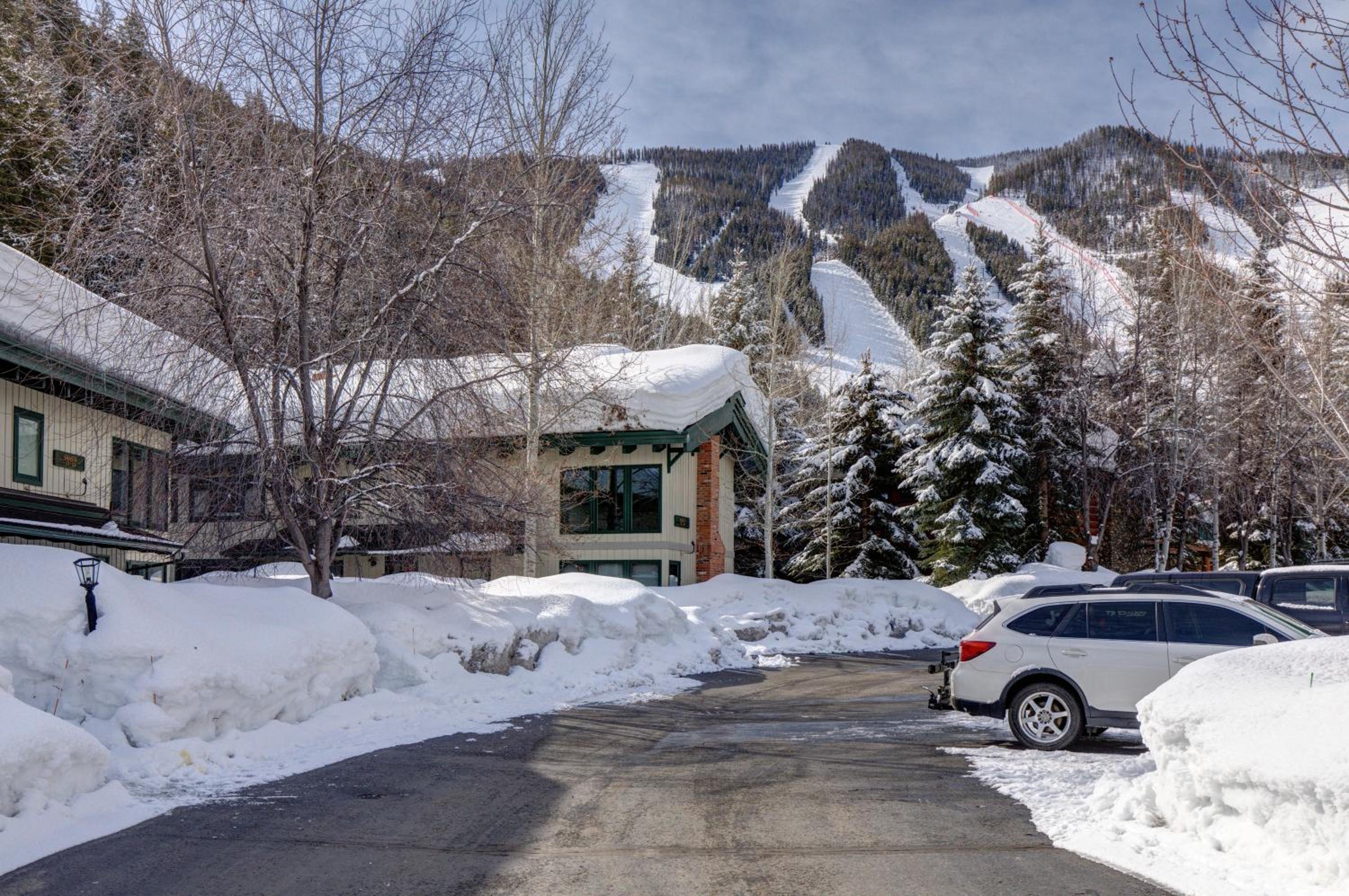 Ketchum Vacations - Luxe Prospector Condo Steps to Lift with Hot Tub - Property Image 3