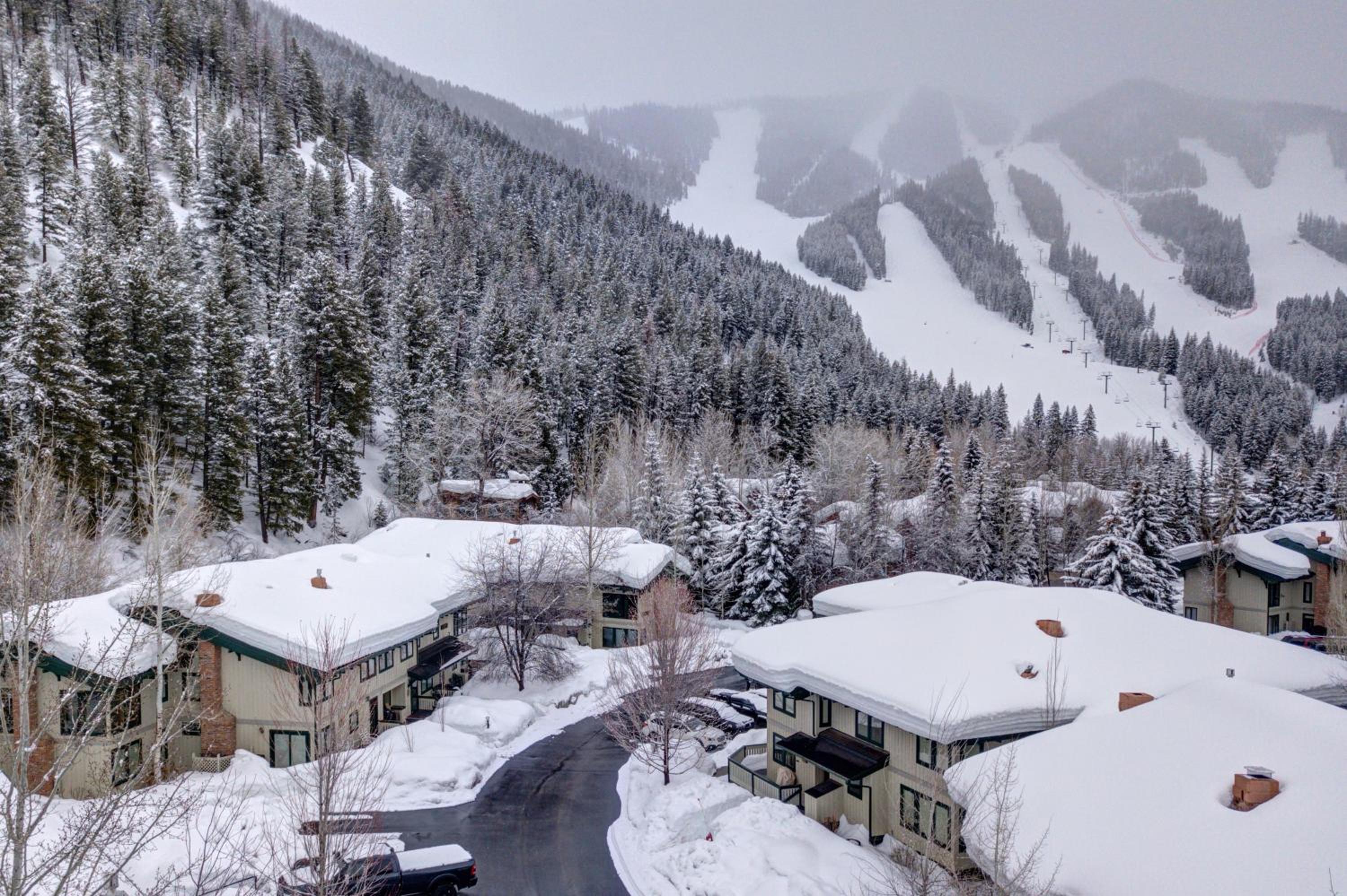 Ketchum Vacations - Luxe Prospector Condo Steps to Lift with Hot Tub - Property Image 4