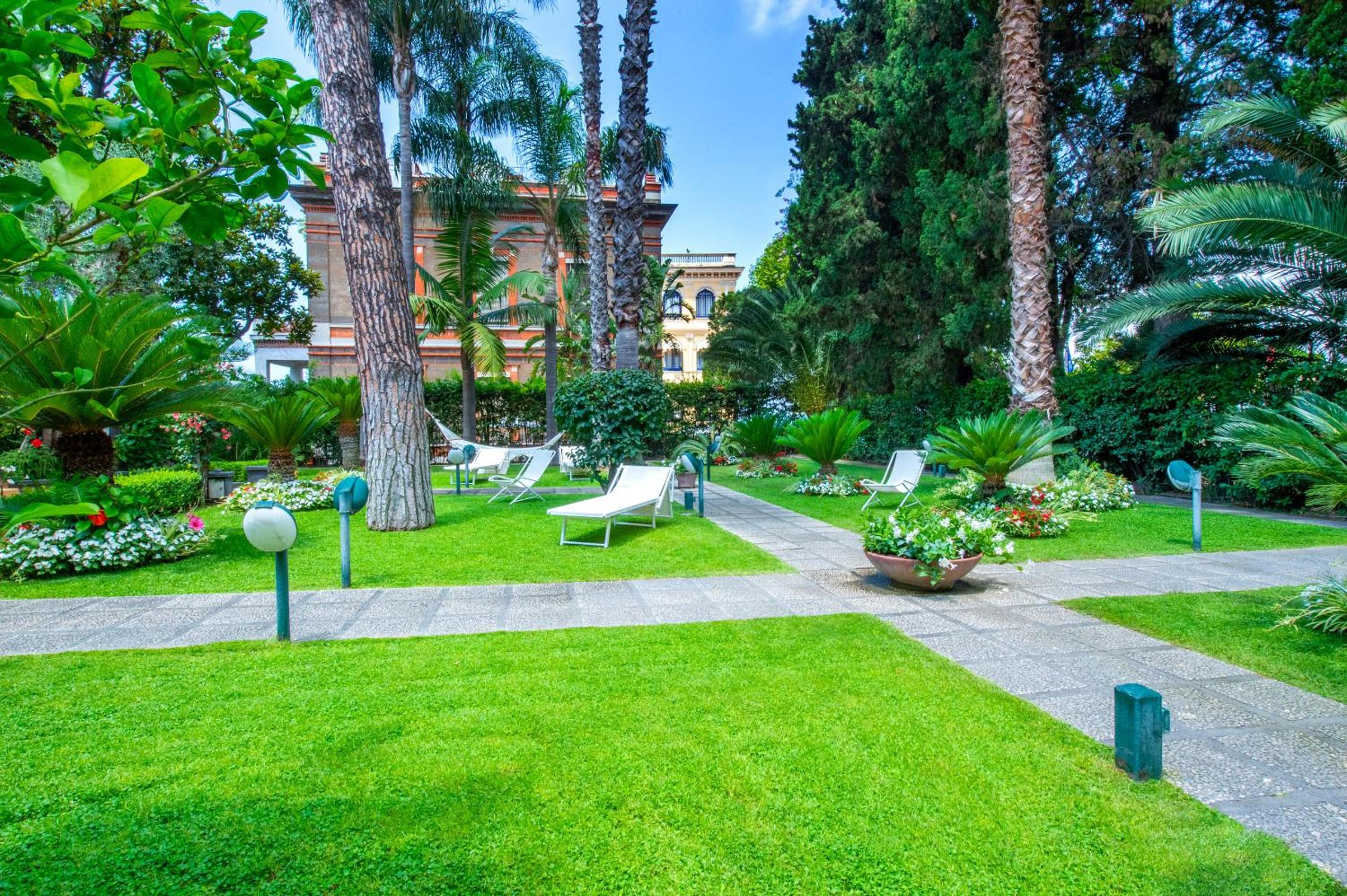 SorrentoVibes - Villa in Sorrento Center with gardens and outdoor space
