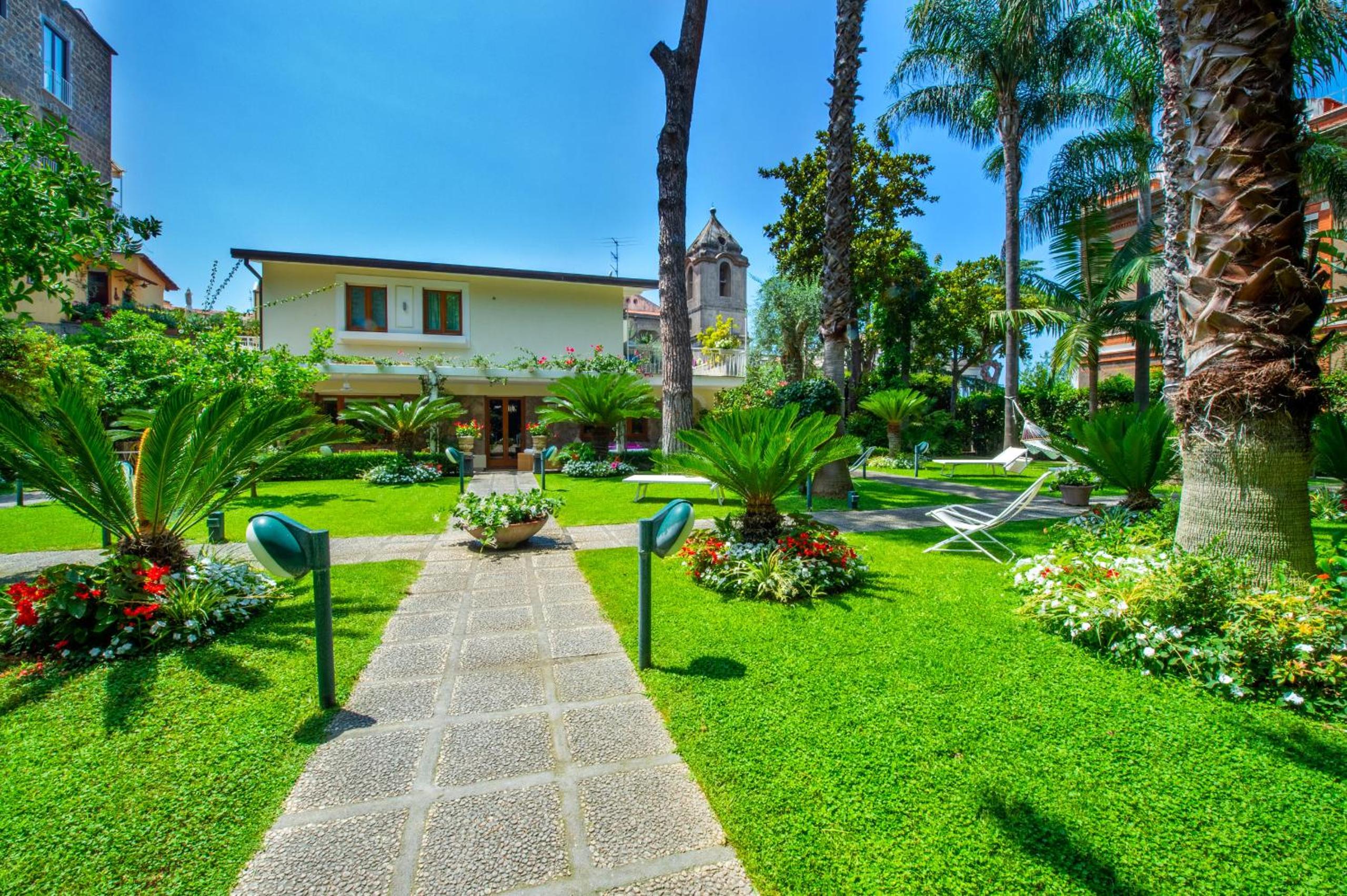 SorrentoVibes - Villa in Sorrento Center with gardens and outdoor space
