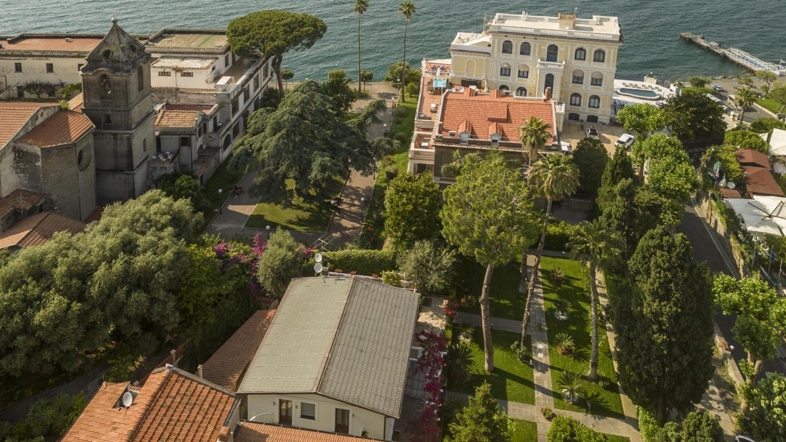 SorrentoVibes - Villa in Sorrento Center with gardens and outdoor space