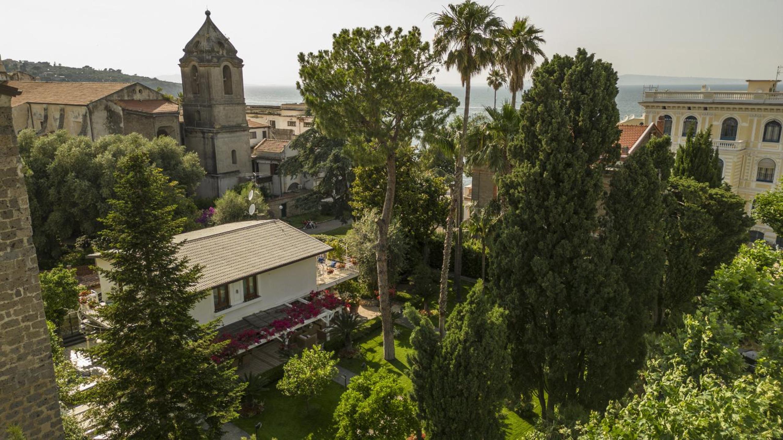 SorrentoVibes - Villa in Sorrento Center with gardens and outdoor space