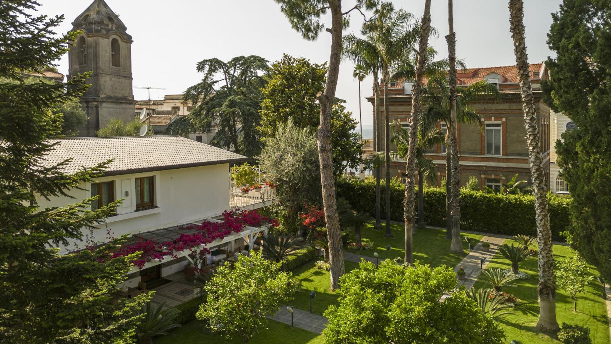 SorrentoVibes - Villa in Sorrento Center with gardens and outdoor space