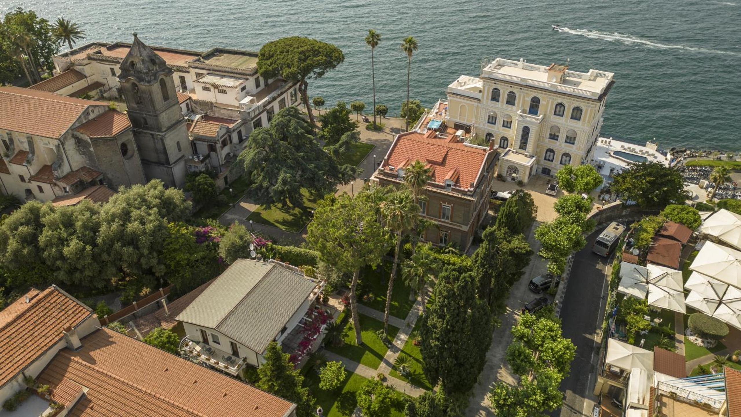 SorrentoVibes - Villa in Sorrento Center with gardens and outdoor space