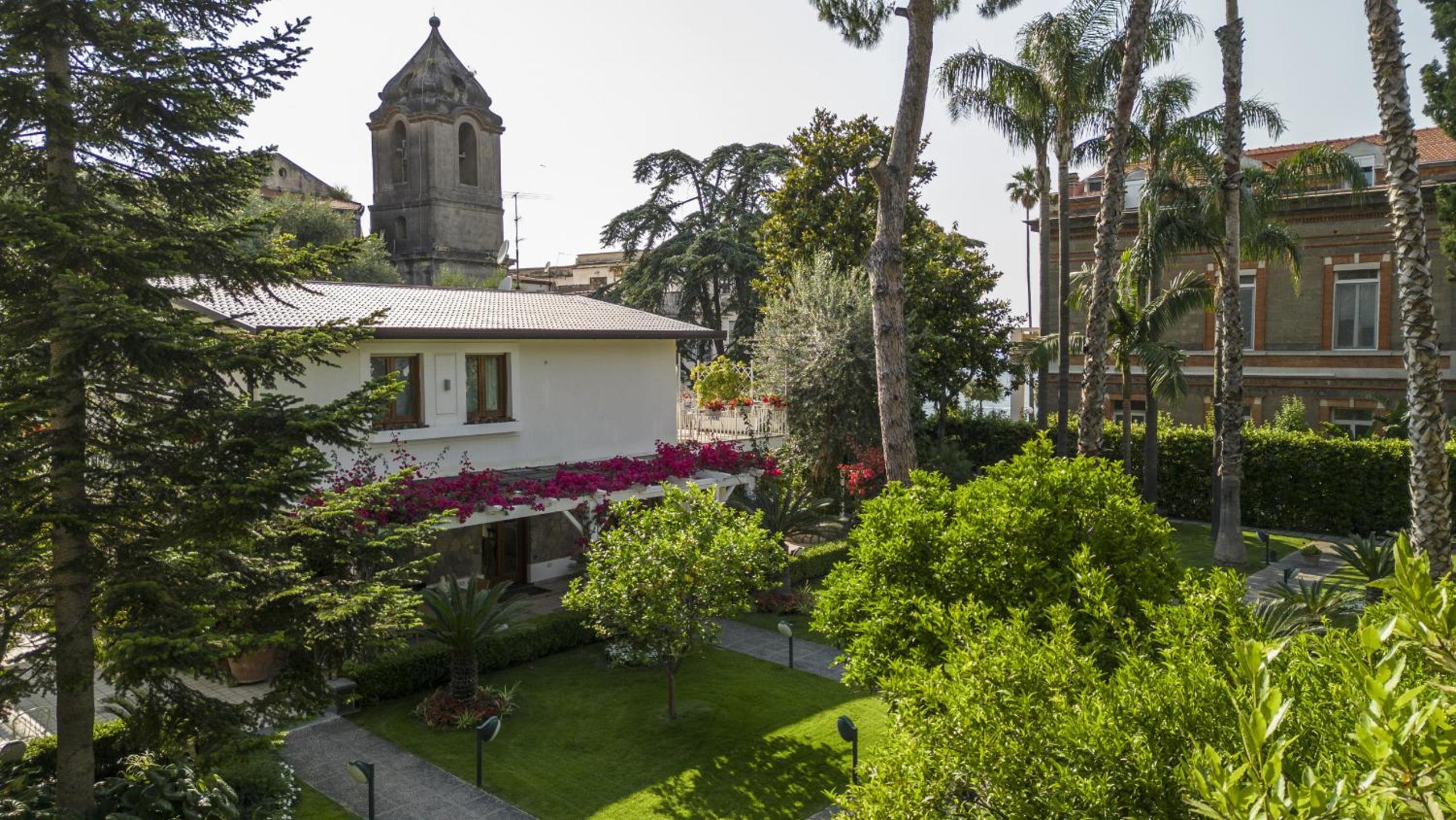 SorrentoVibes - Villa in Sorrento Center with gardens and outdoor space