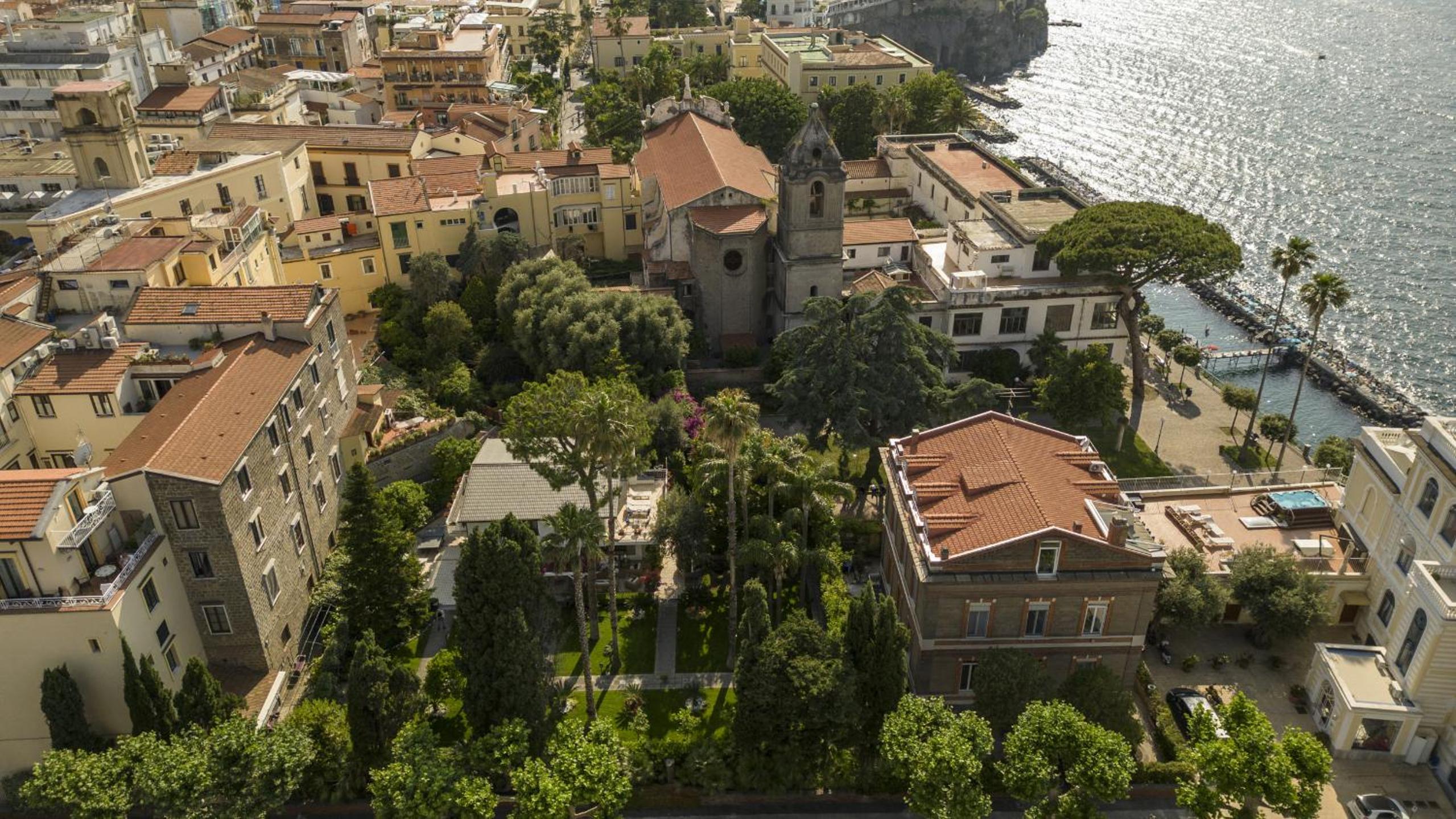 SorrentoVibes - Villa in Sorrento Center with gardens and outdoor space