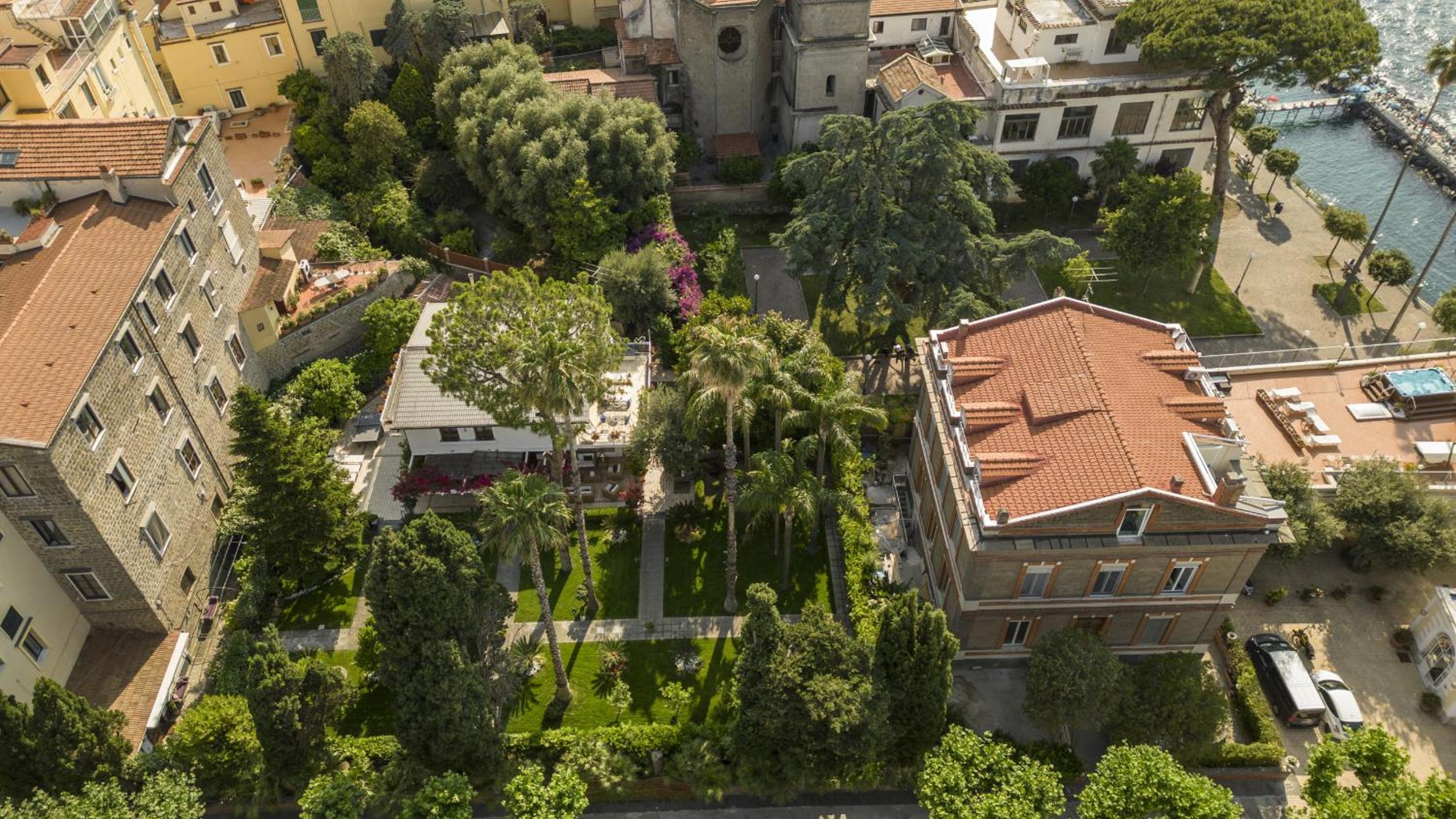 SorrentoVibes - Villa in Sorrento Center with gardens and outdoor space
