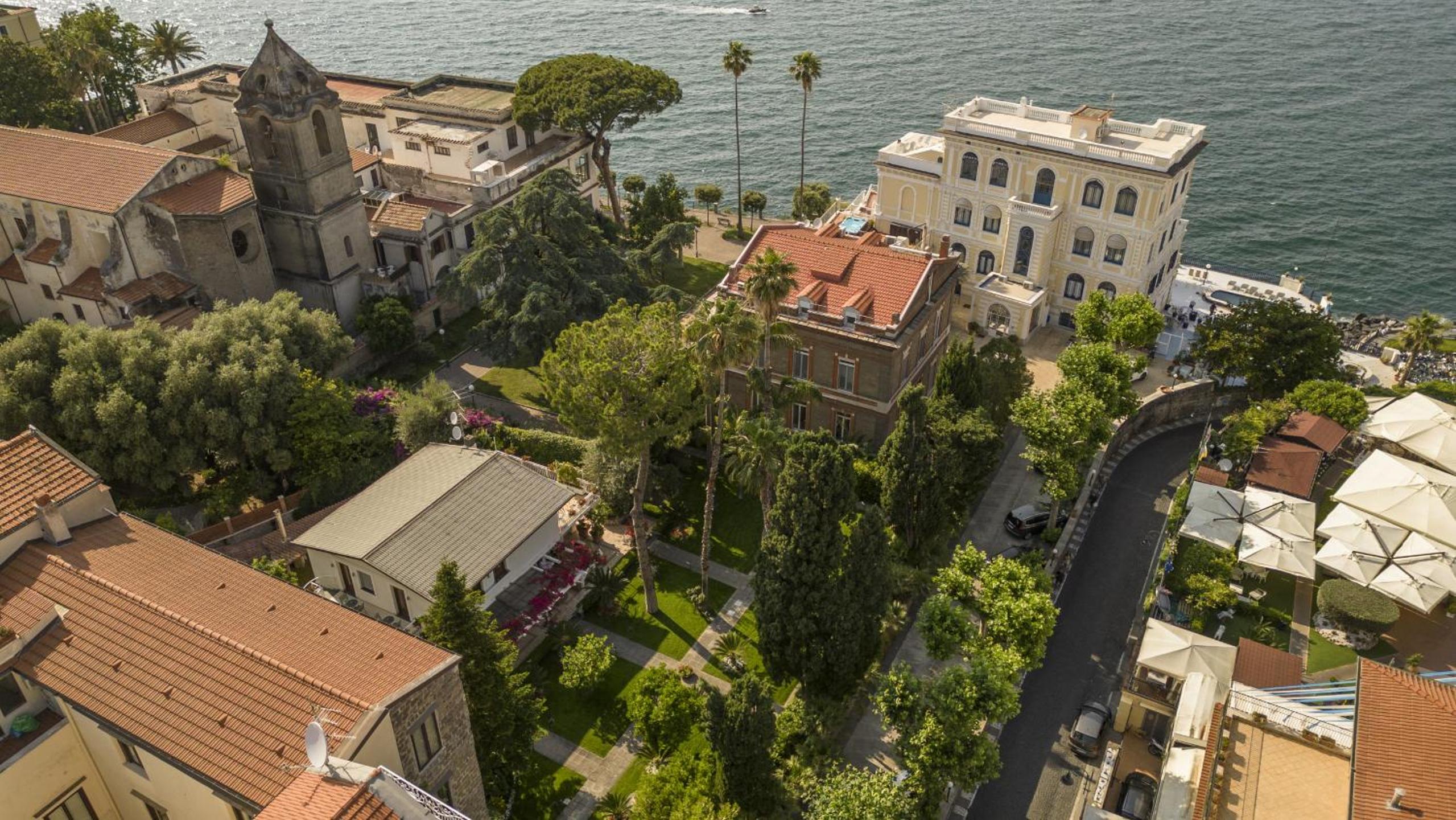 SorrentoVibes - Villa in Sorrento Center with gardens and outdoor space