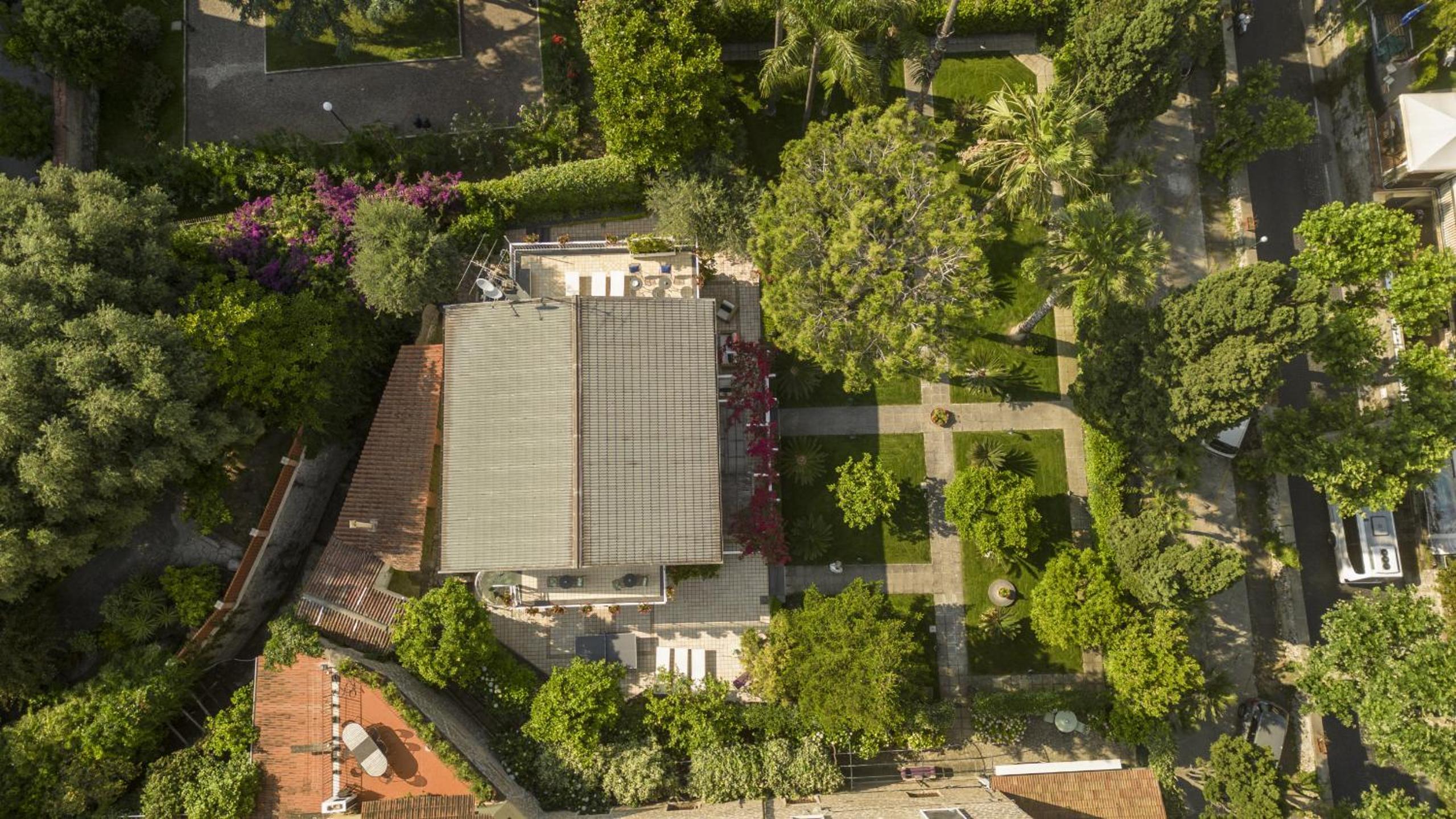 SorrentoVibes - Villa in Sorrento Center with gardens and outdoor space