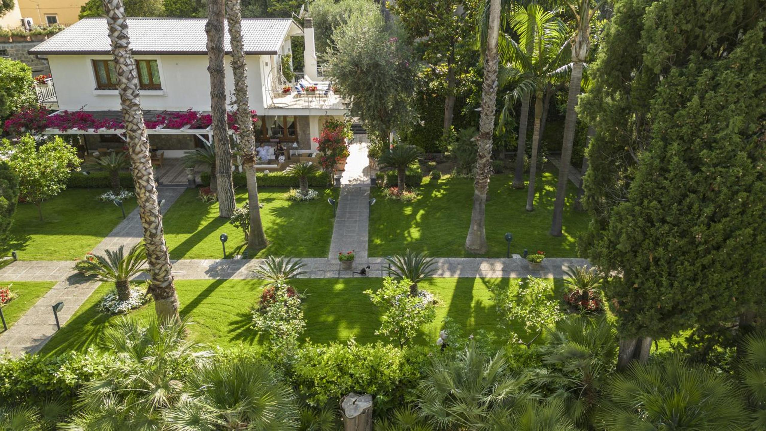 SorrentoVibes - Villa in Sorrento Center with gardens and outdoor space