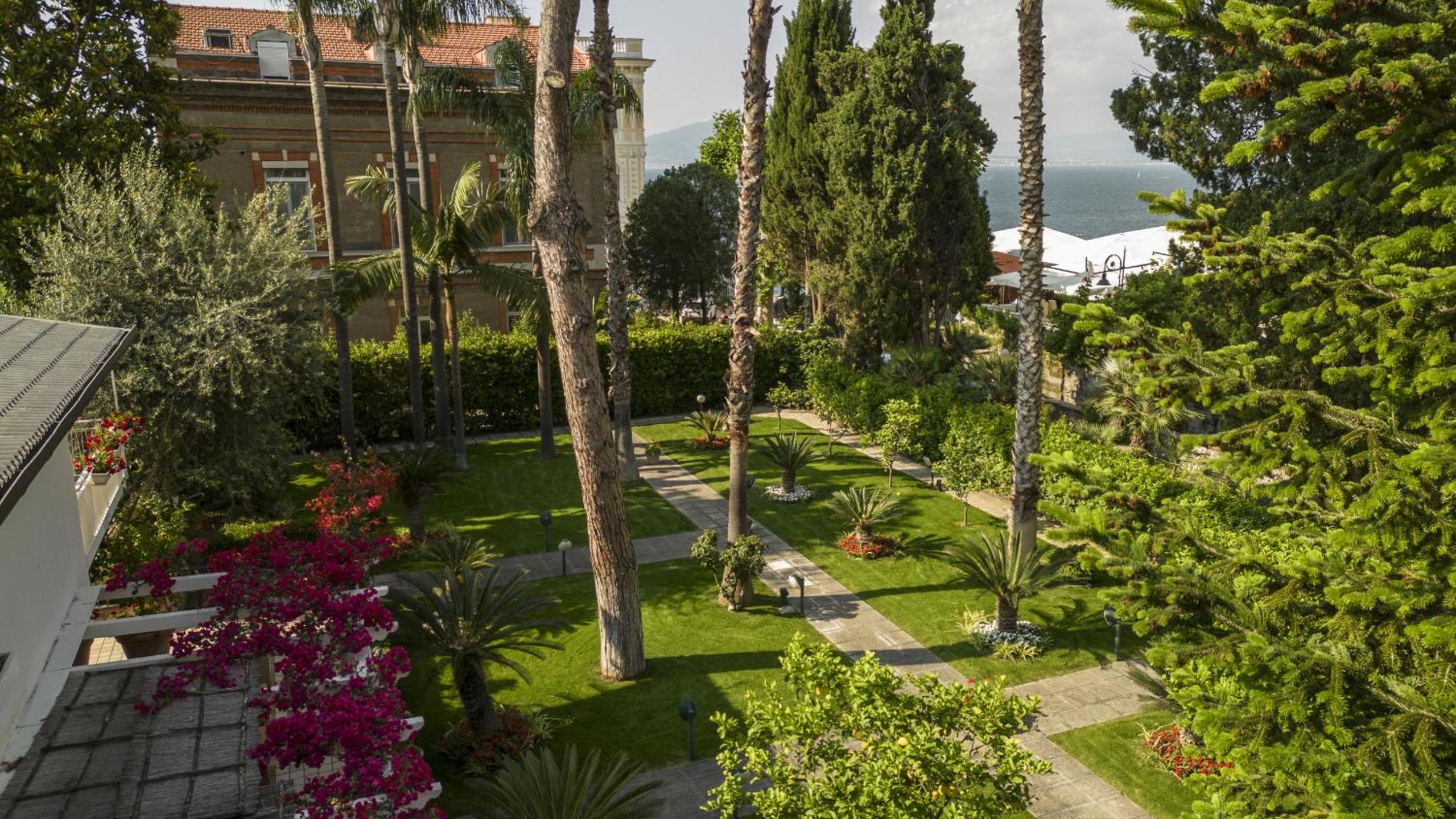 SorrentoVibes - Villa in Sorrento Center with gardens and outdoor space