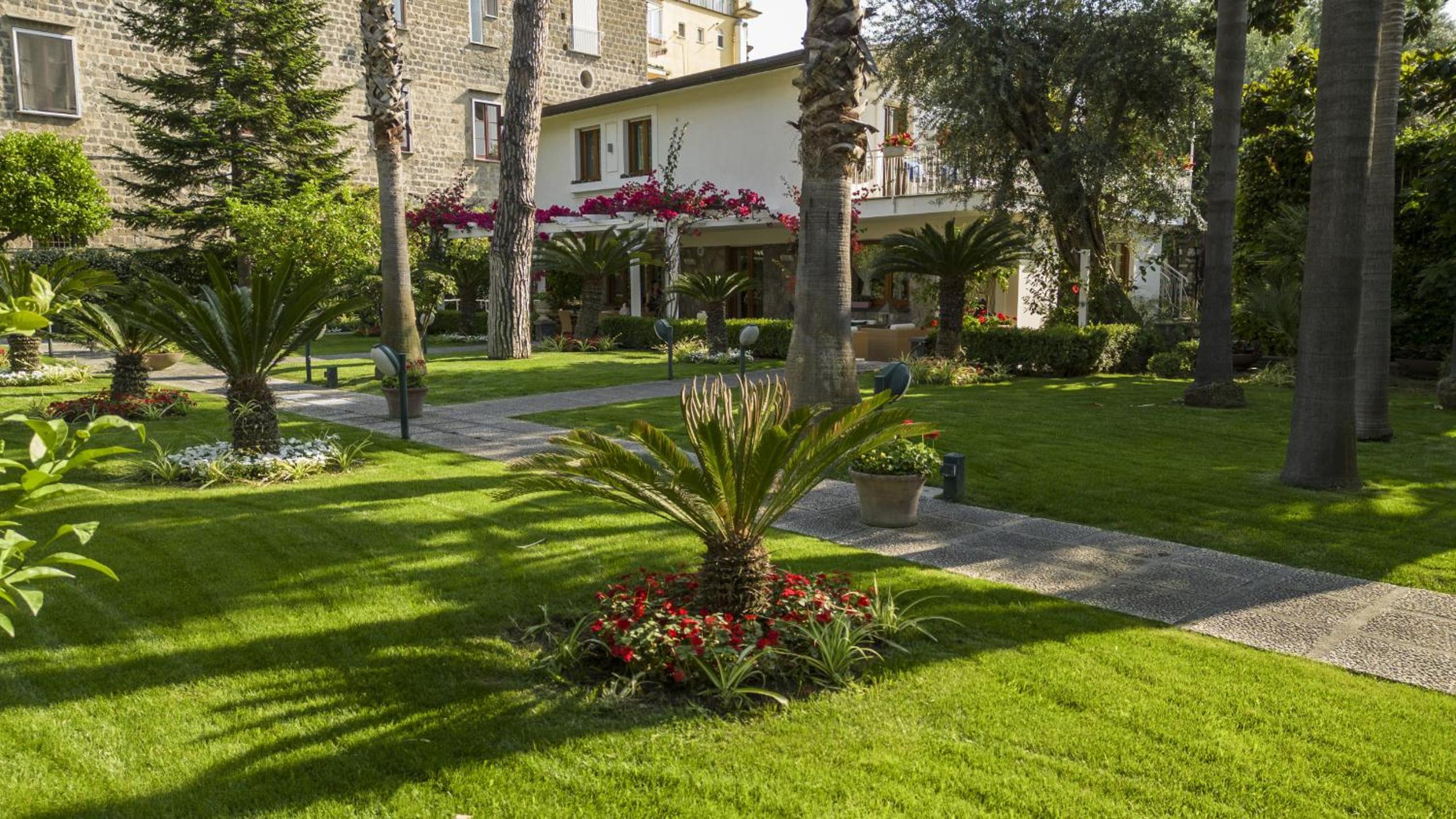 SorrentoVibes - Villa in Sorrento Center with gardens and outdoor space
