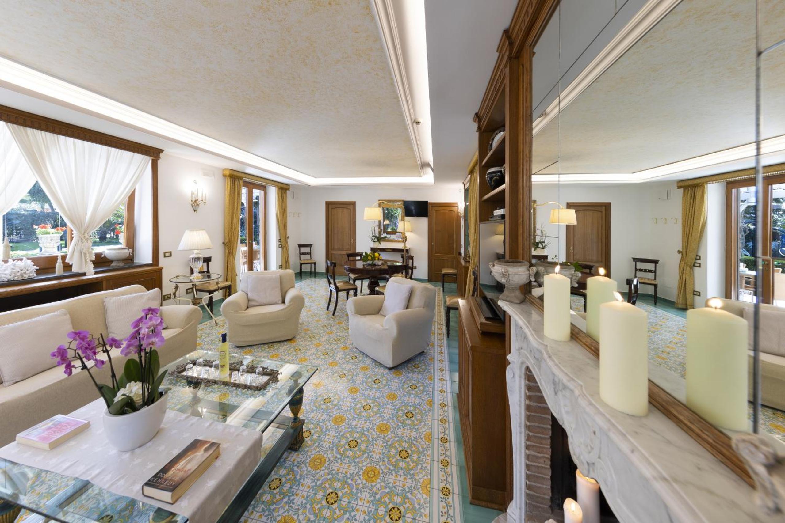 SorrentoVibes - Villa in Sorrento Center with gardens and outdoor space