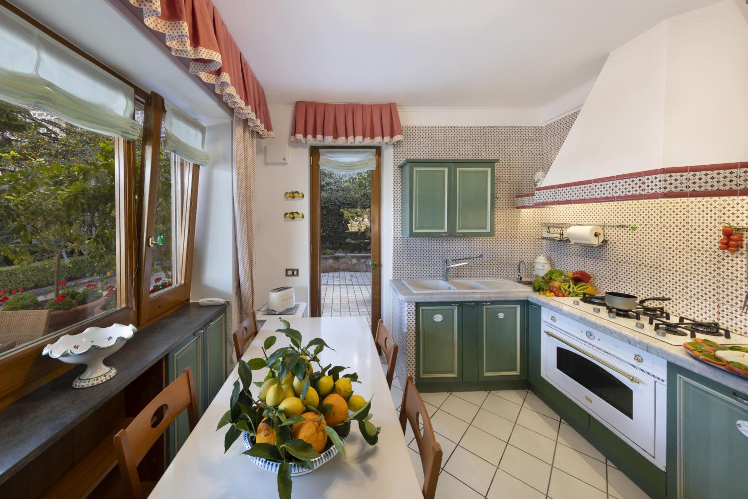 SorrentoVibes - Villa in Sorrento Center with gardens and outdoor space