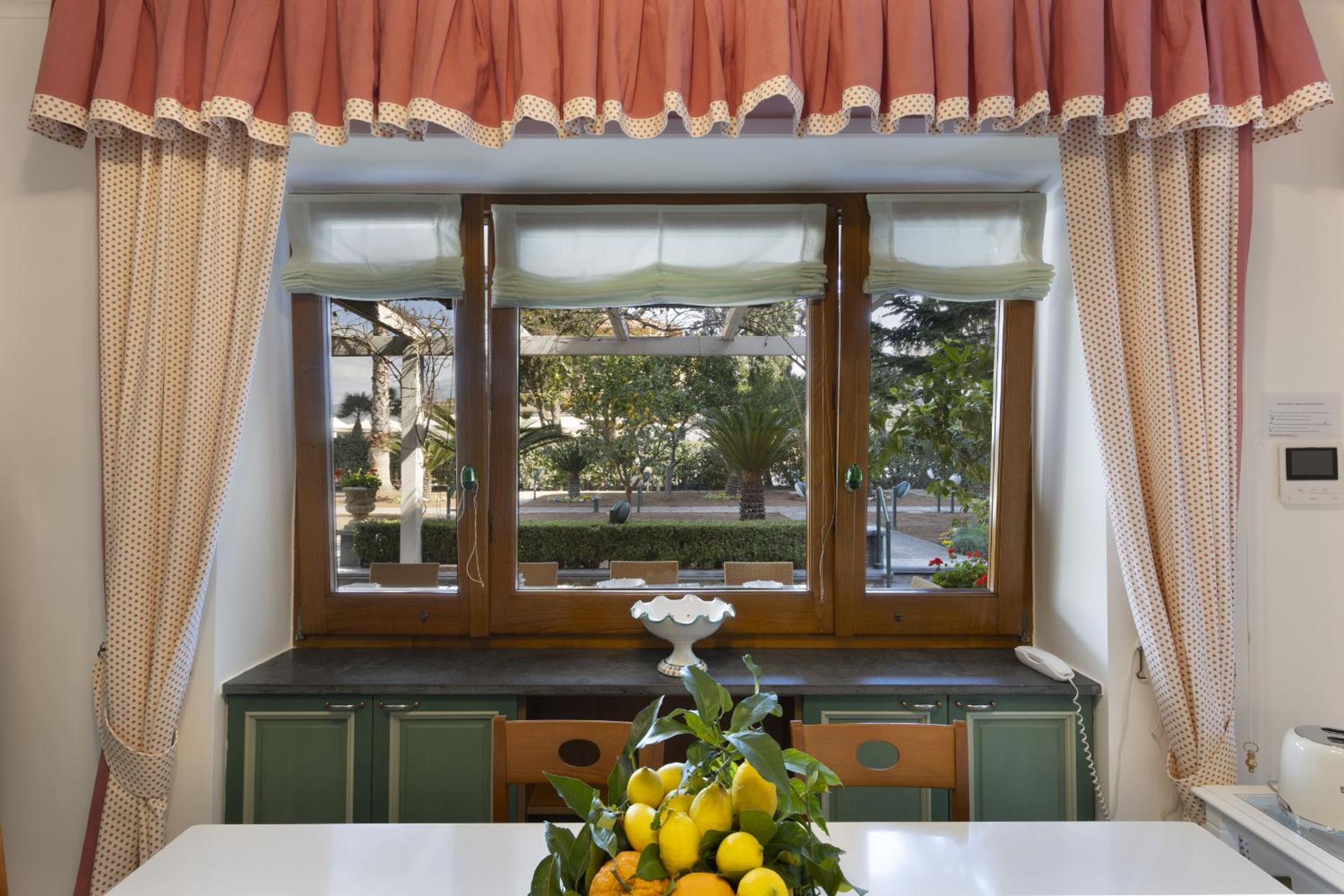 SorrentoVibes - Villa in Sorrento Center with gardens and outdoor space