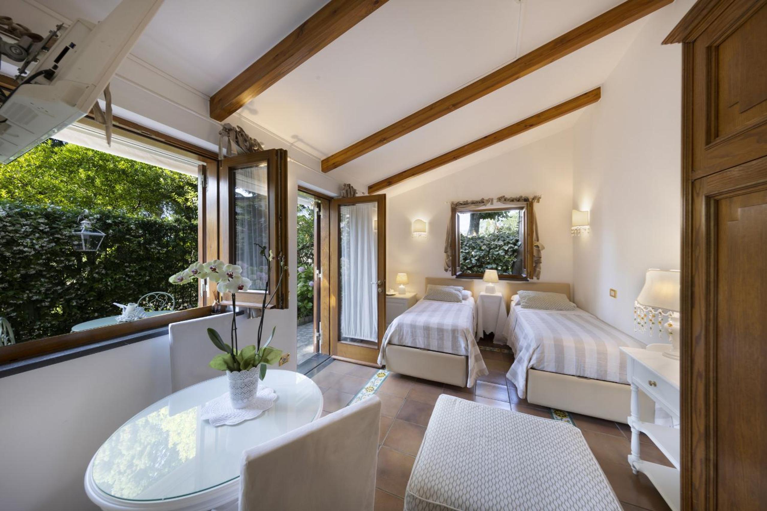 SorrentoVibes - Villa in Sorrento Center with gardens and outdoor space