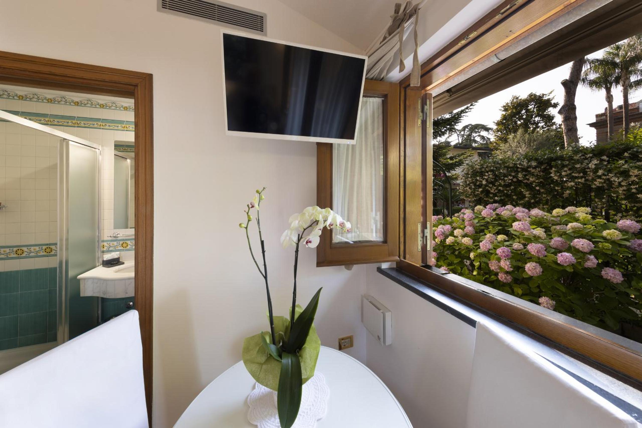 SorrentoVibes - Villa in Sorrento Center with gardens and outdoor space