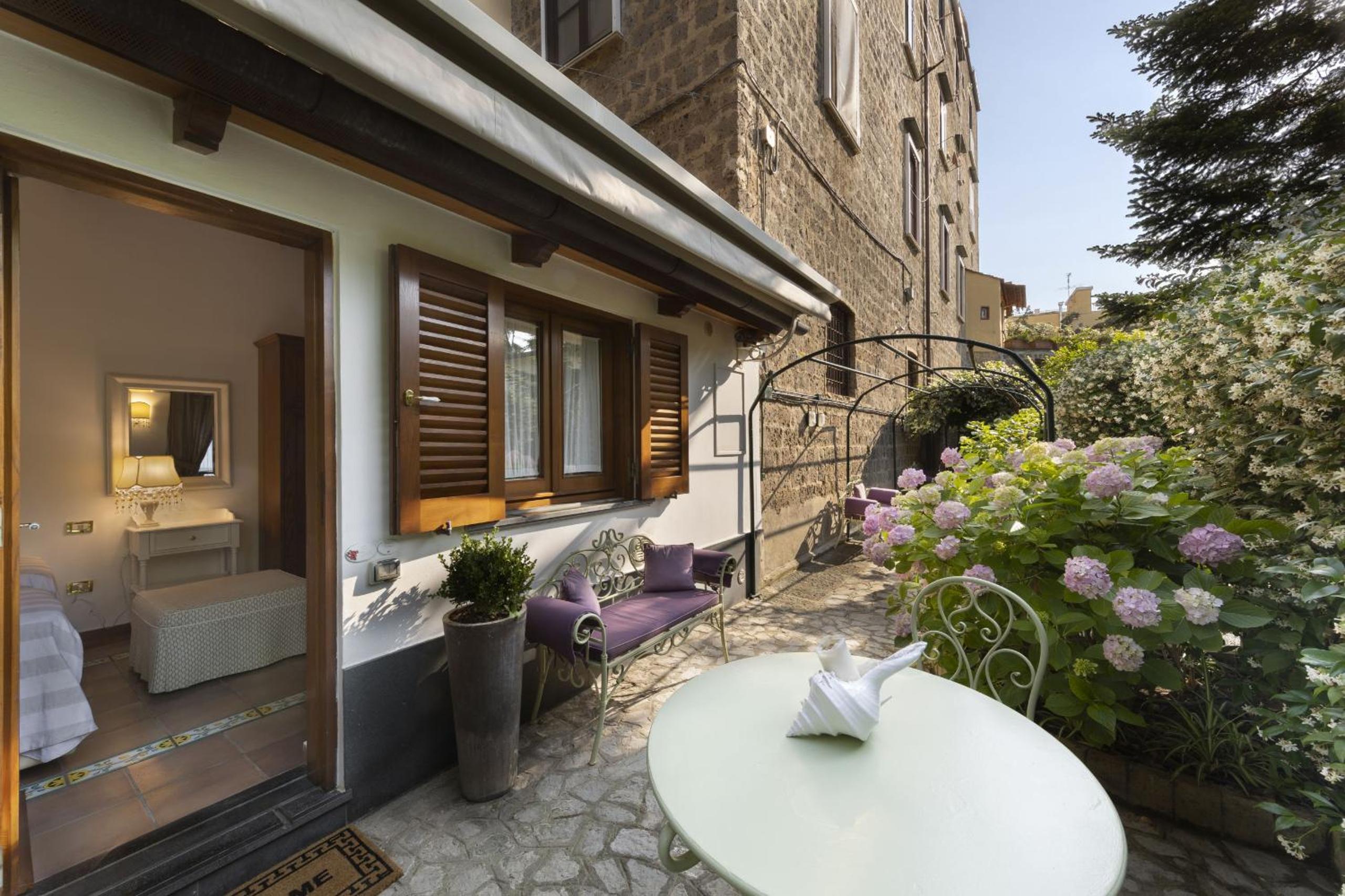 SorrentoVibes - Villa in Sorrento Center with gardens and outdoor space