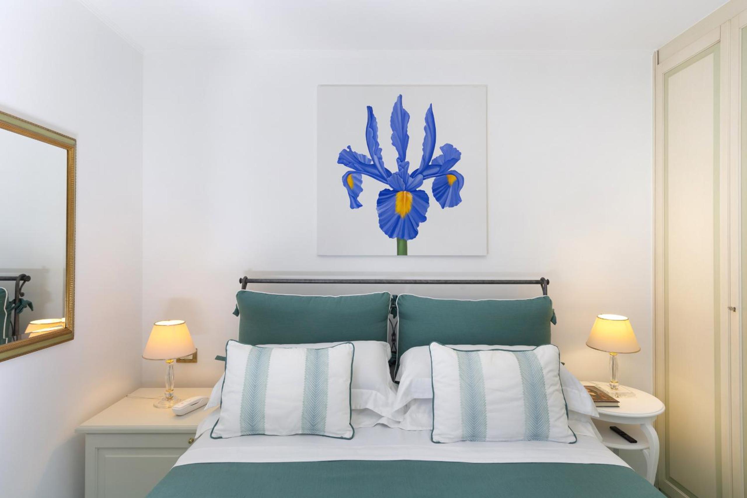 SorrentoVibes - Villa in Sorrento Center with gardens and outdoor space