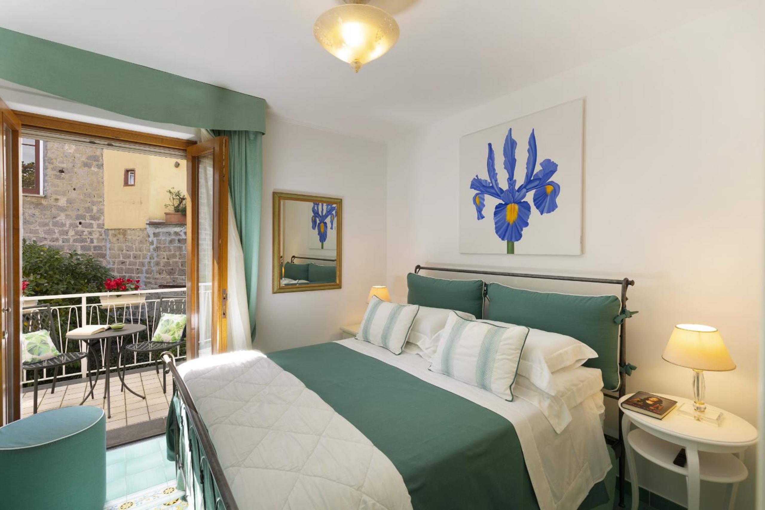 SorrentoVibes - Villa in Sorrento Center with gardens and outdoor space