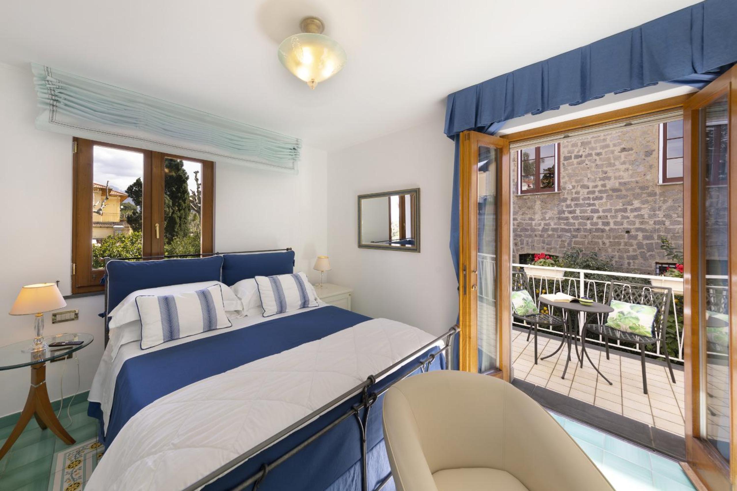 SorrentoVibes - Villa in Sorrento Center with gardens and outdoor space