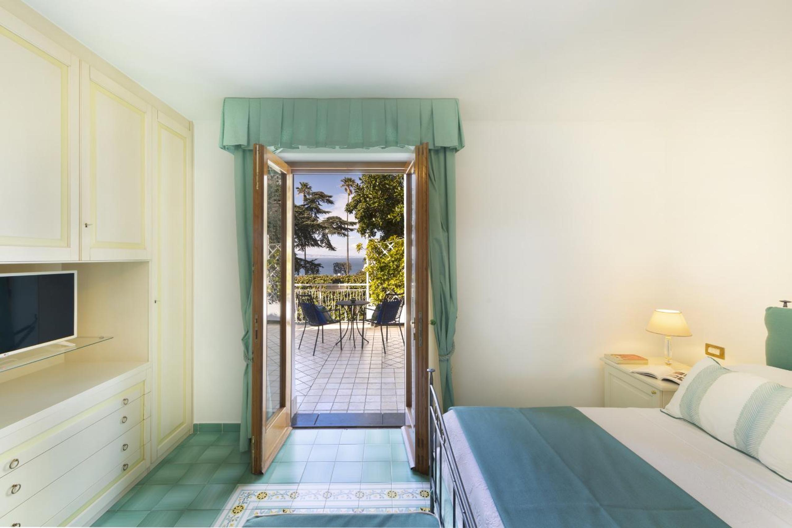 SorrentoVibes - Villa in Sorrento Center with gardens and outdoor space