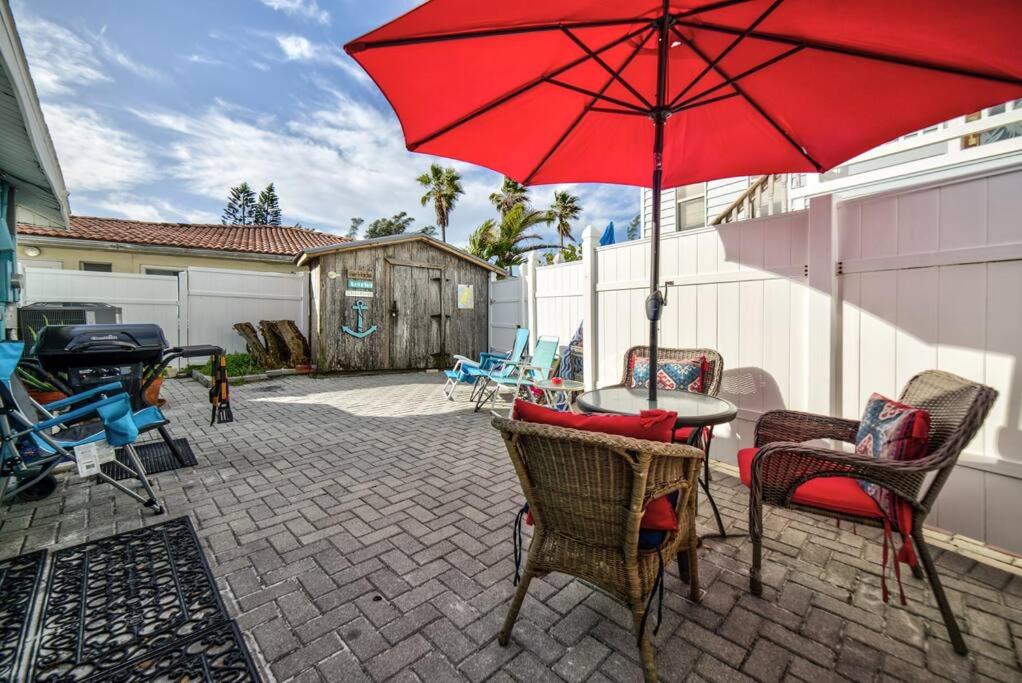 Beautiful Waterfront Beach Cottage. Sleeps 6 view 3