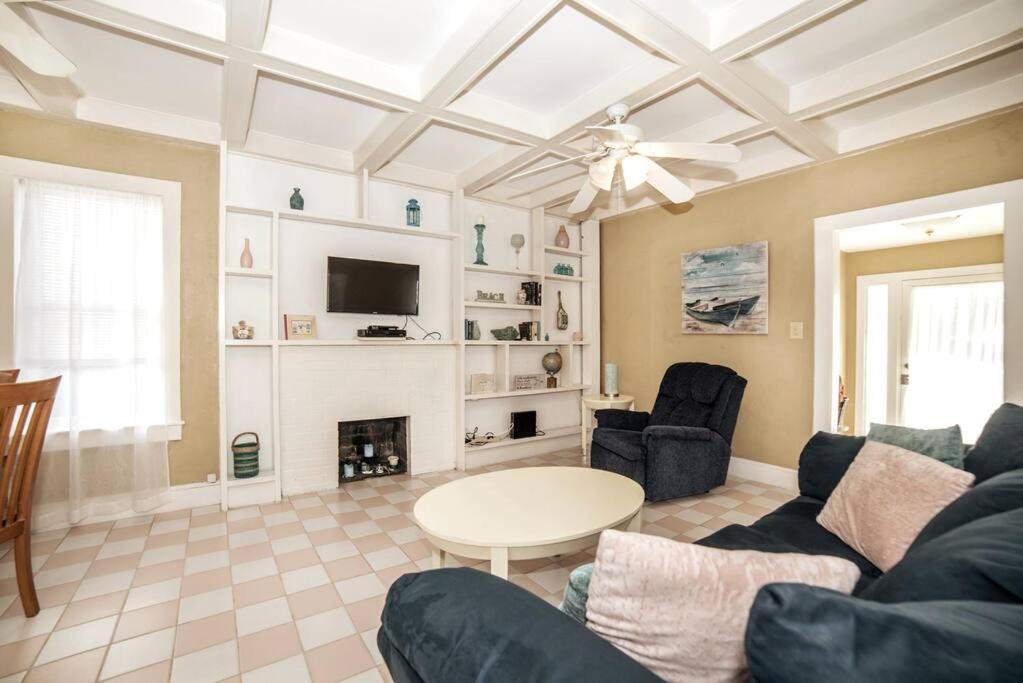 Beautiful Waterfront Beach Cottage. Sleeps 6 view 5