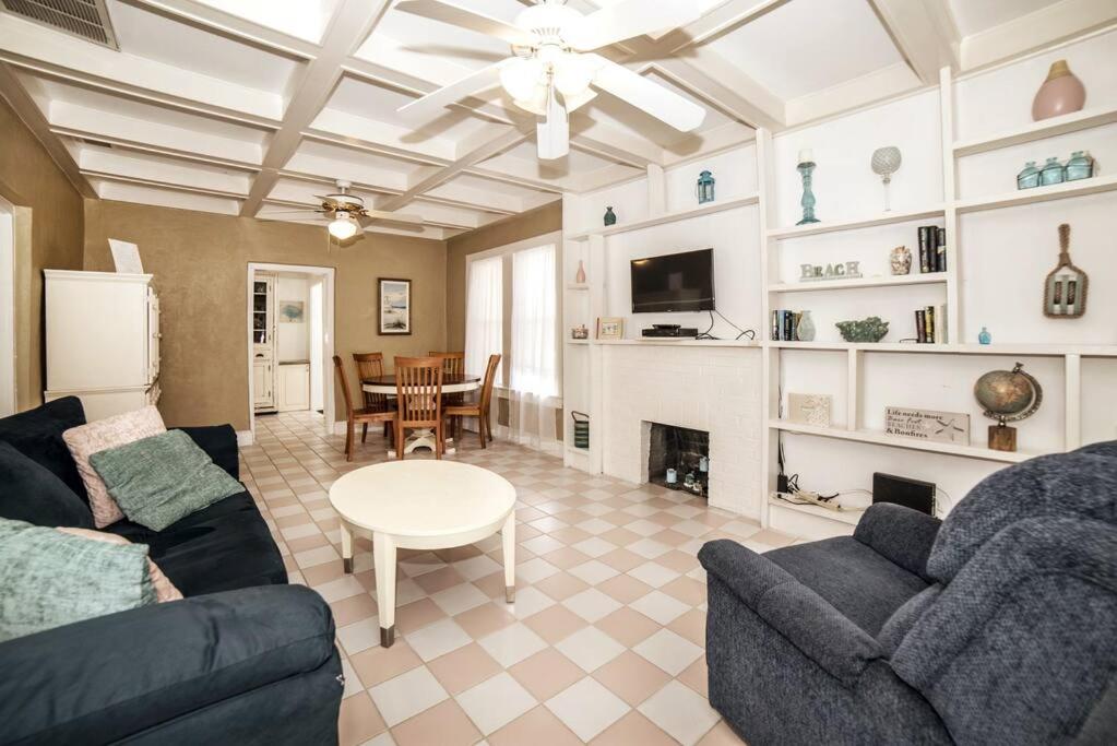 Beautiful Waterfront Beach Cottage. Sleeps 6 view 4