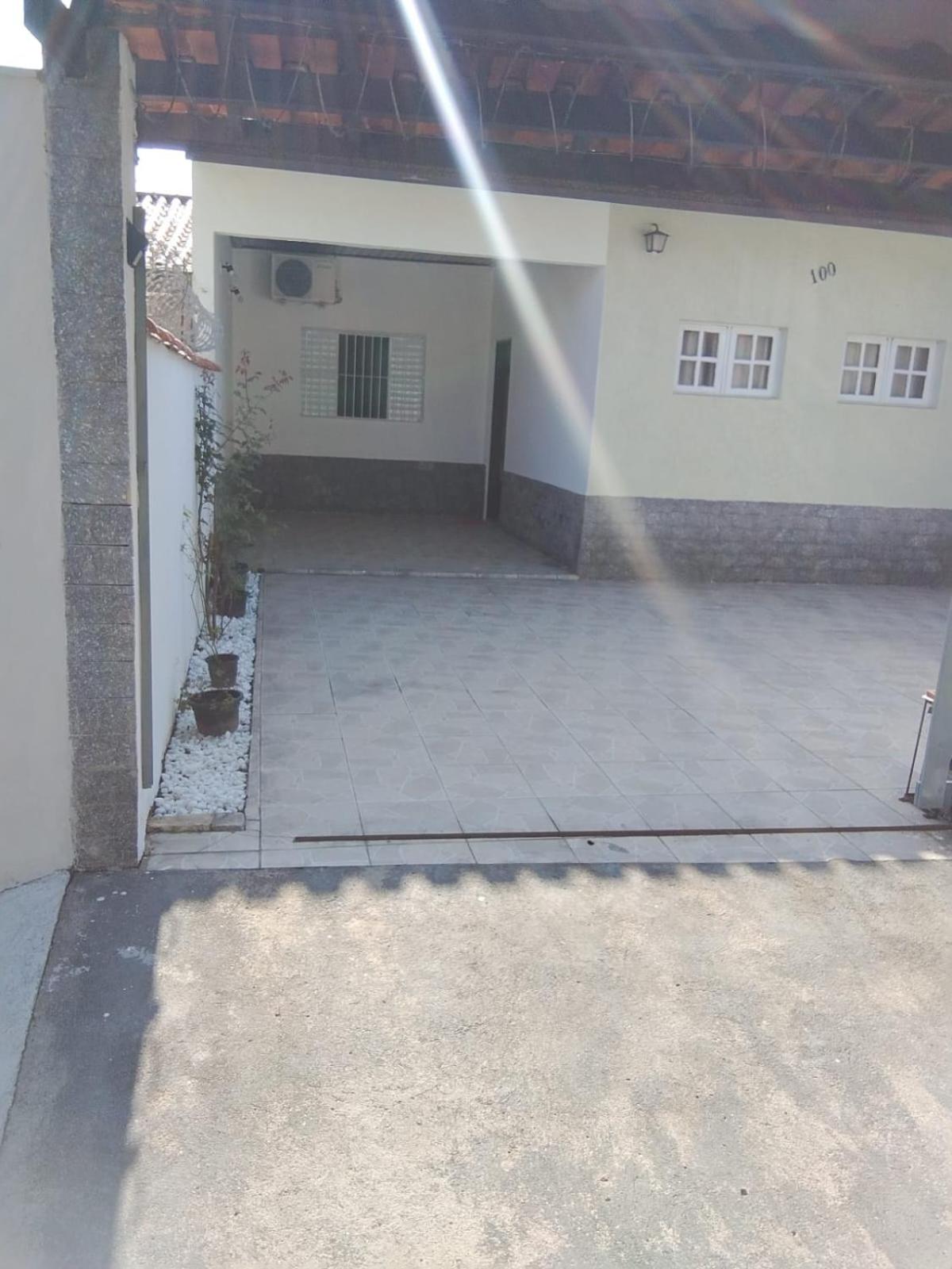 Casa próximo a praia com churrasqueira e ar condicionado!