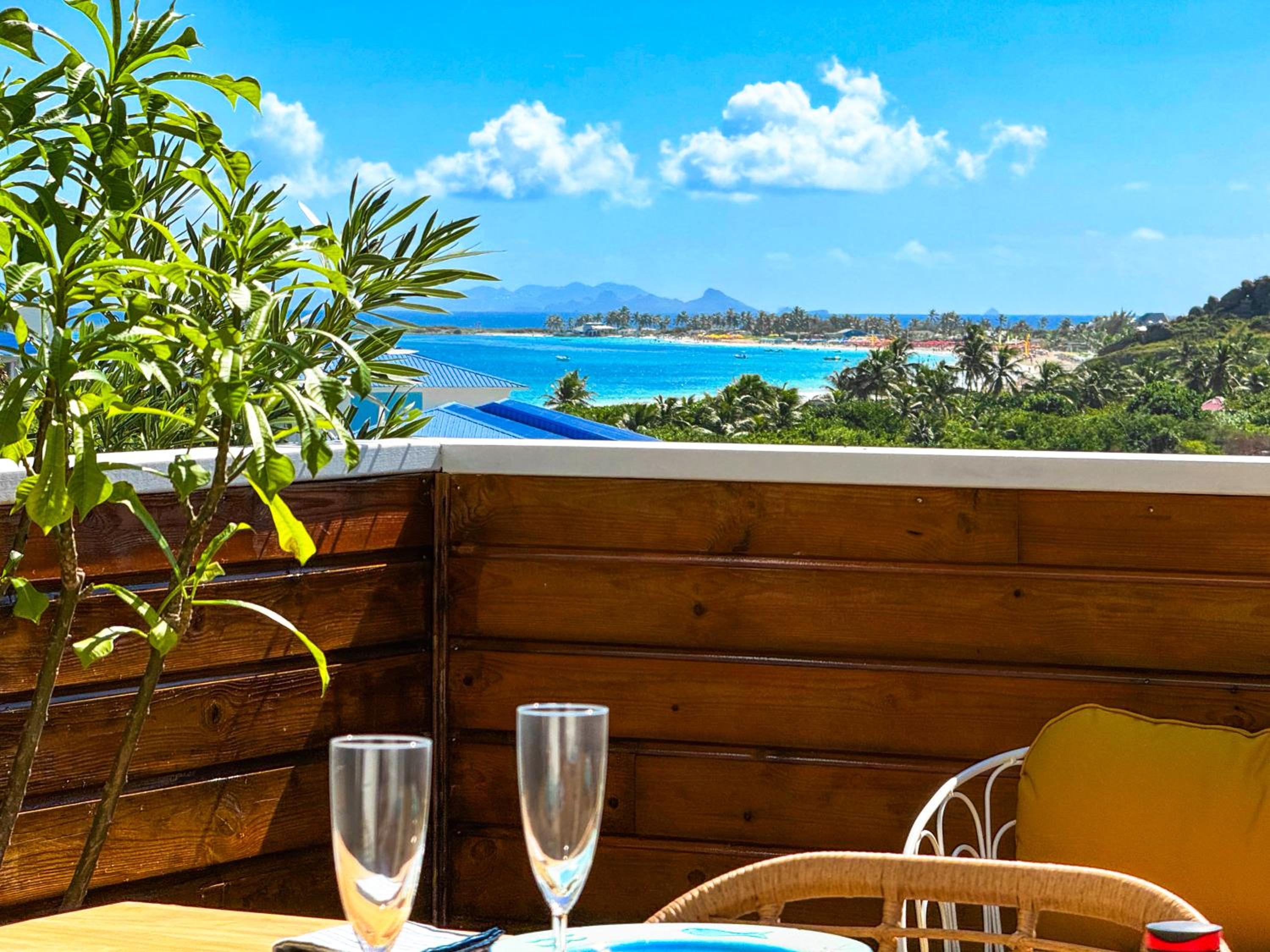 NEW House 2 bathrooms, 3 terraces and ocean view Orient Bay