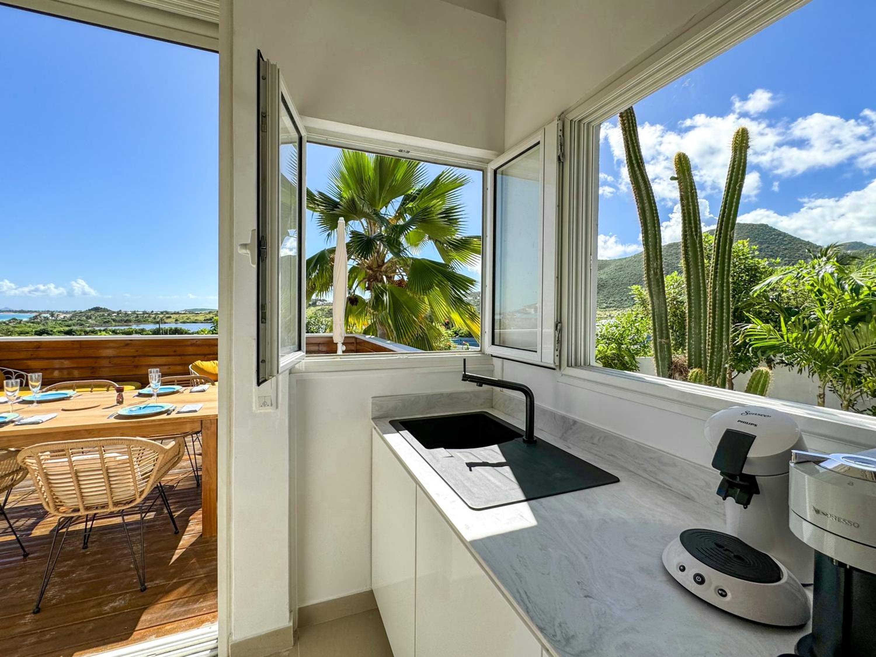 NEW House 2 bathrooms, 3 terraces and ocean view Orient Bay