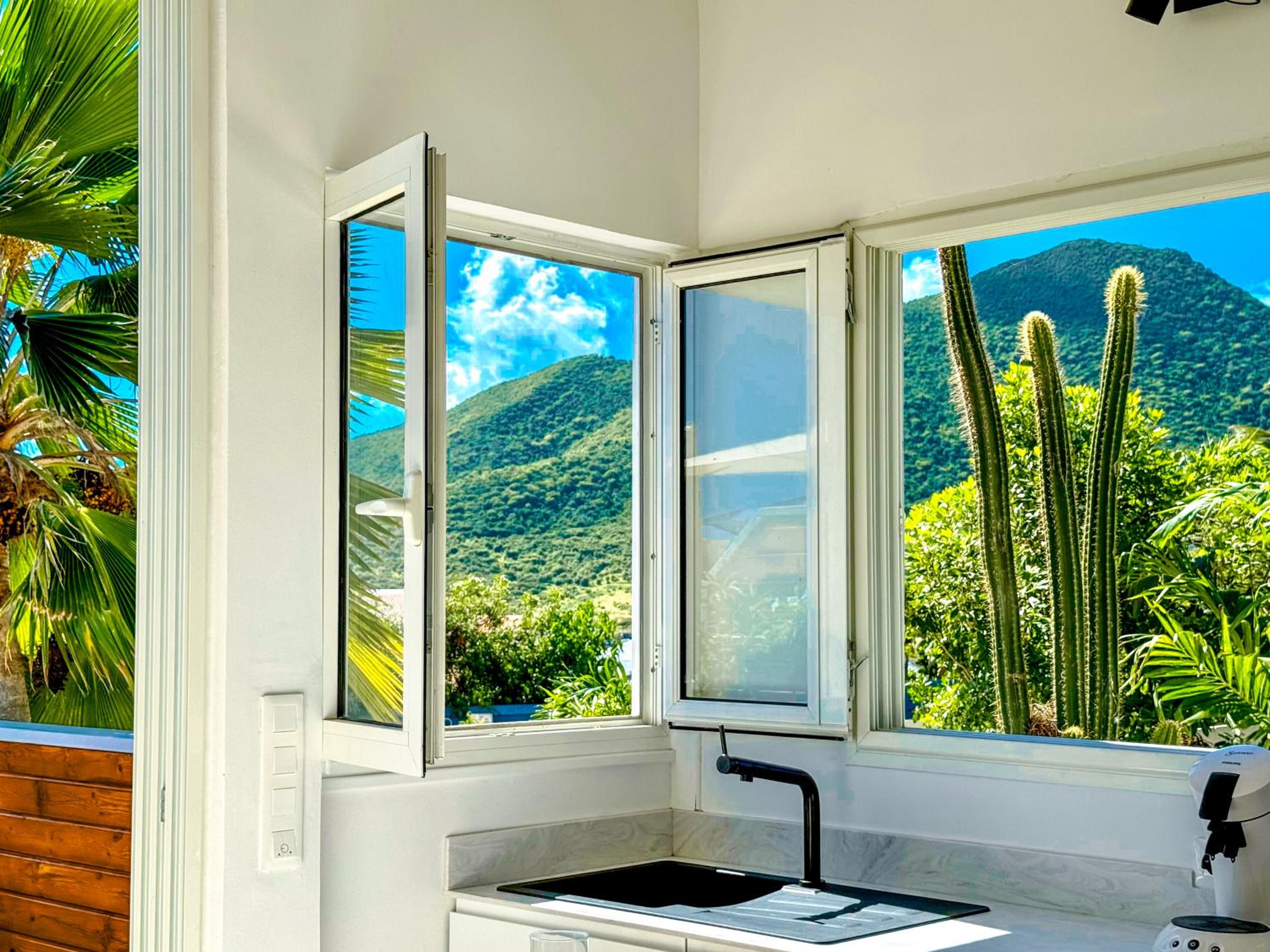NEW House 2 bathrooms, 3 terraces and ocean view Orient Bay