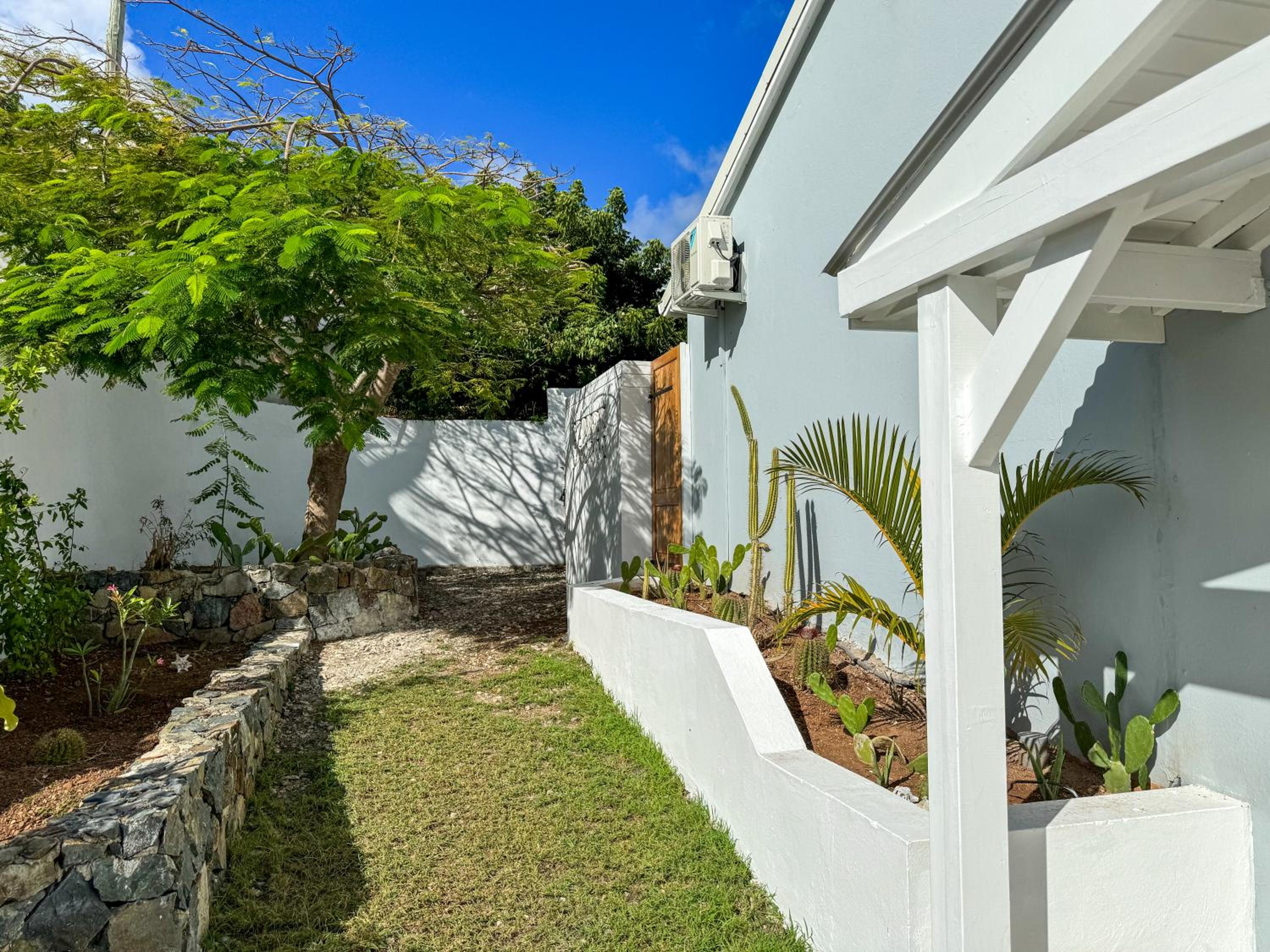 NEW House 2 bathrooms, 3 terraces and ocean view Orient Bay