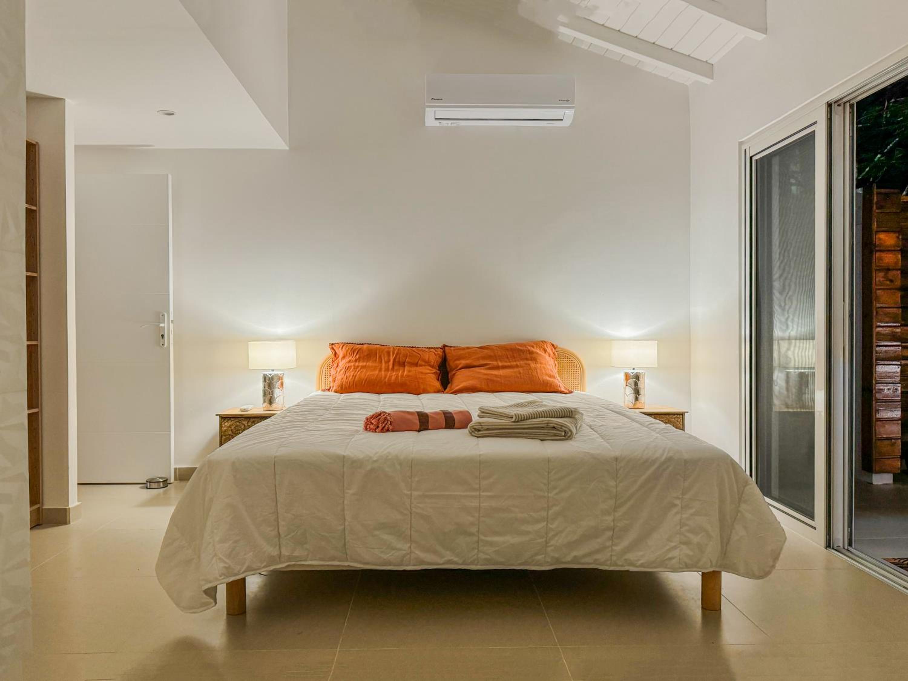 NEW House 2 bathrooms, 3 terraces and ocean view Orient Bay