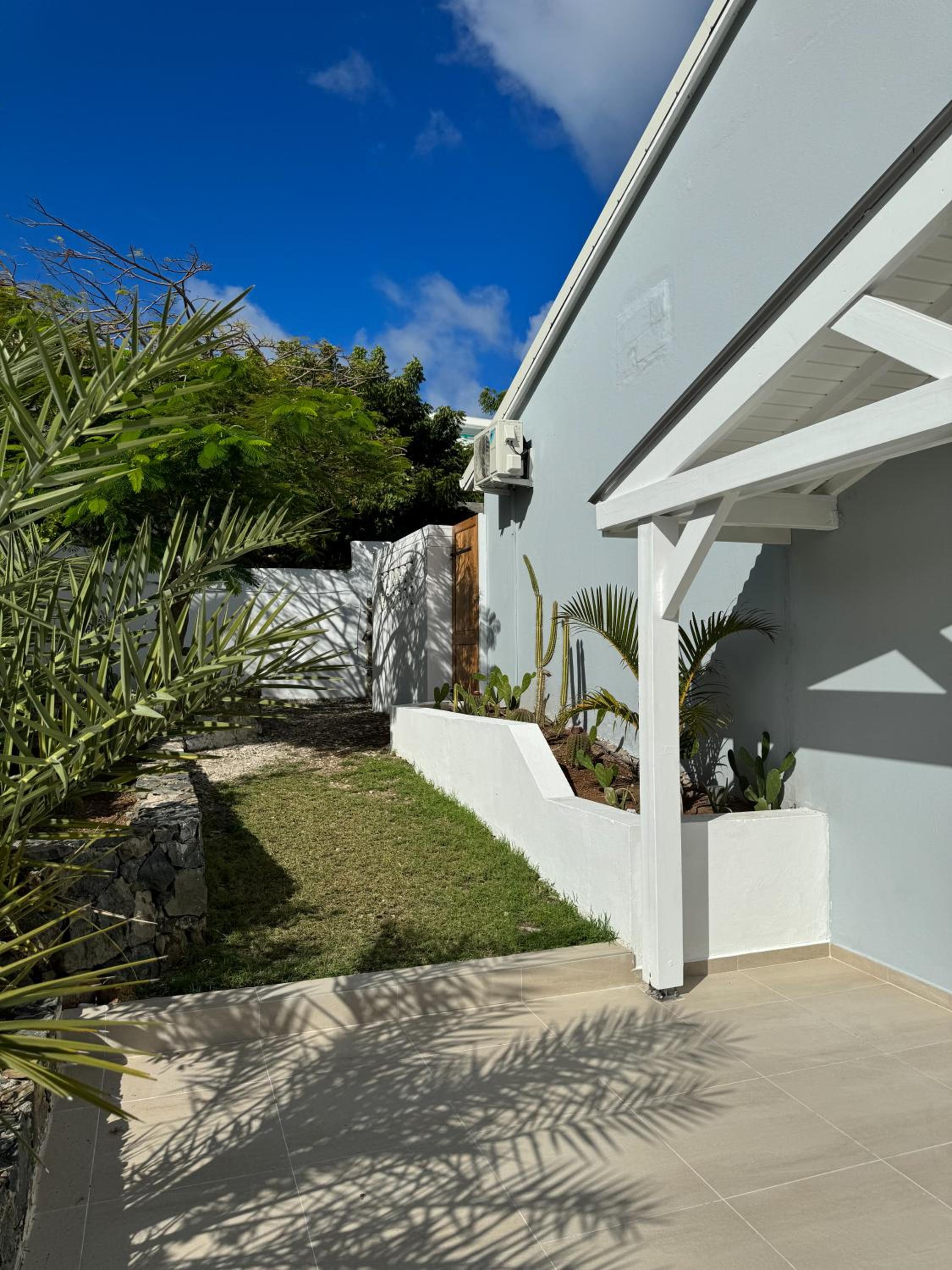 NEW House 2 bathrooms, 3 terraces and ocean view Orient Bay
