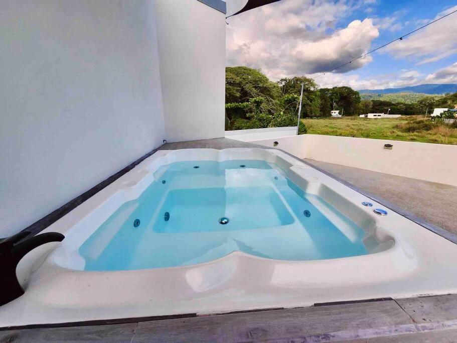 Private pool & rooftop patio Hot tub, AC, WI-FI