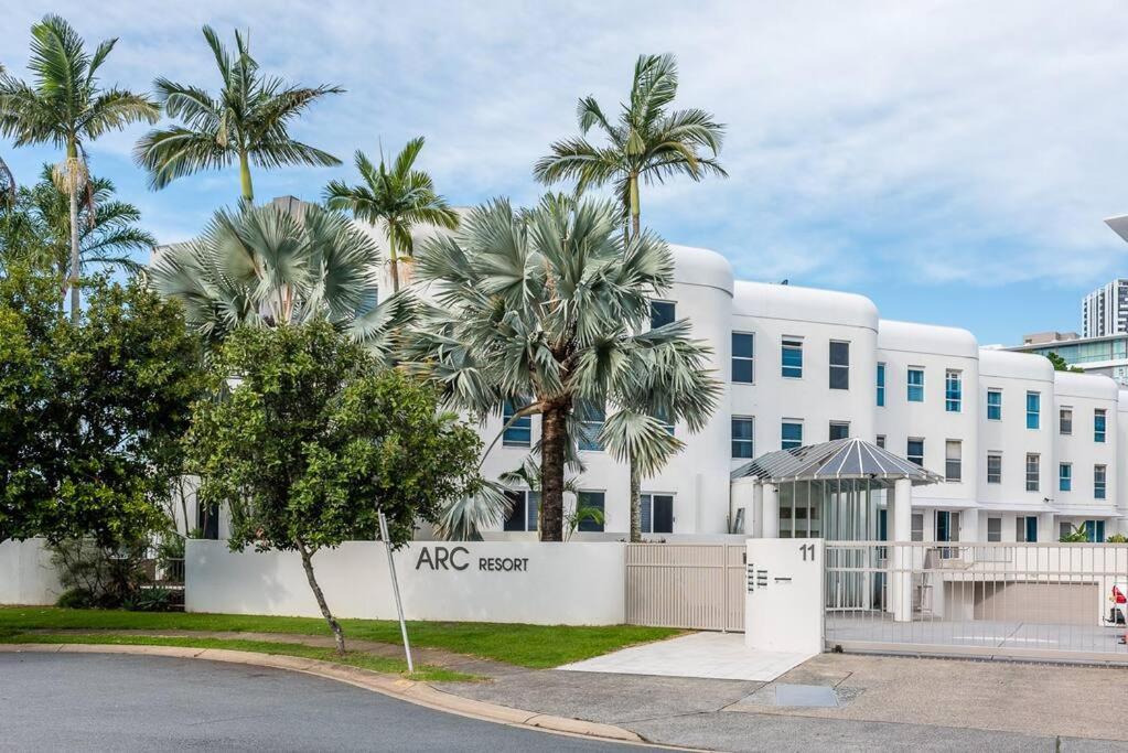 Relax in Style: 2BR Apartment in Broadbeach Waters