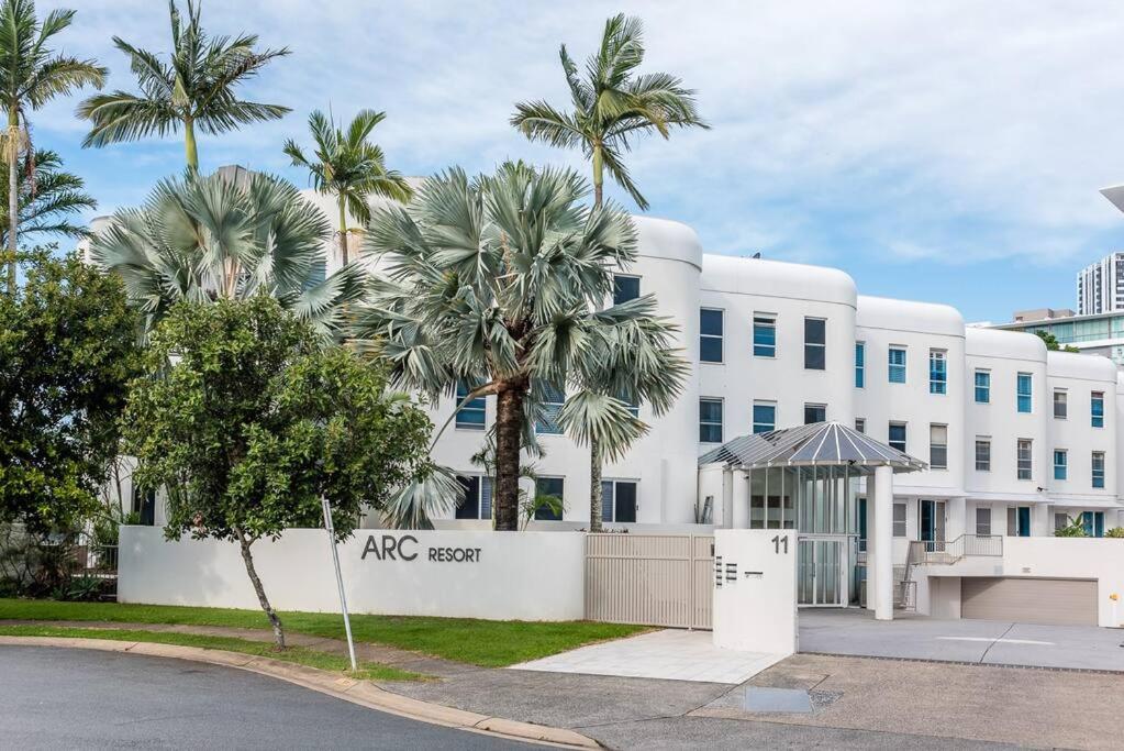 Relax in Style: 2BR Apartment in Broadbeach Waters