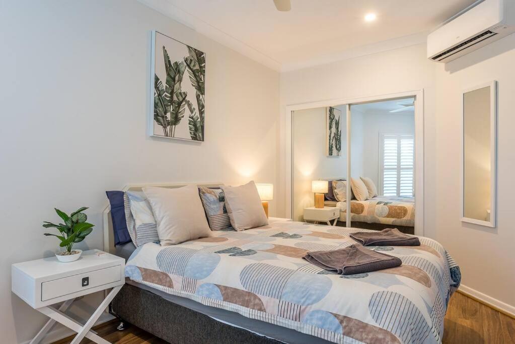 Relax in Style: 2BR Apartment in Broadbeach Waters