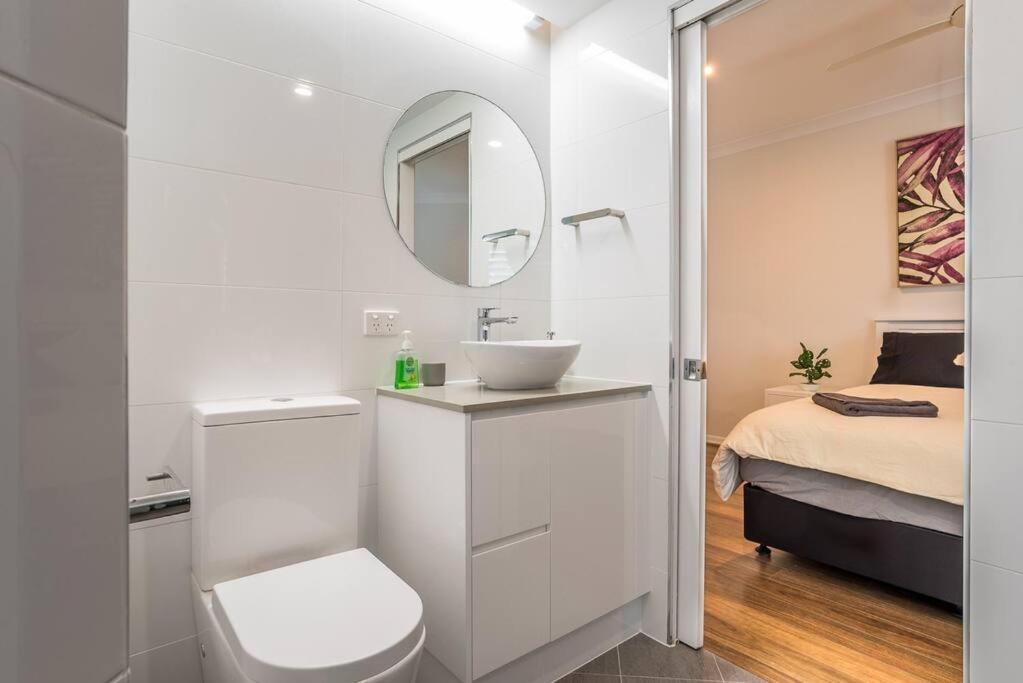 Relax in Style: 2BR Apartment in Broadbeach Waters