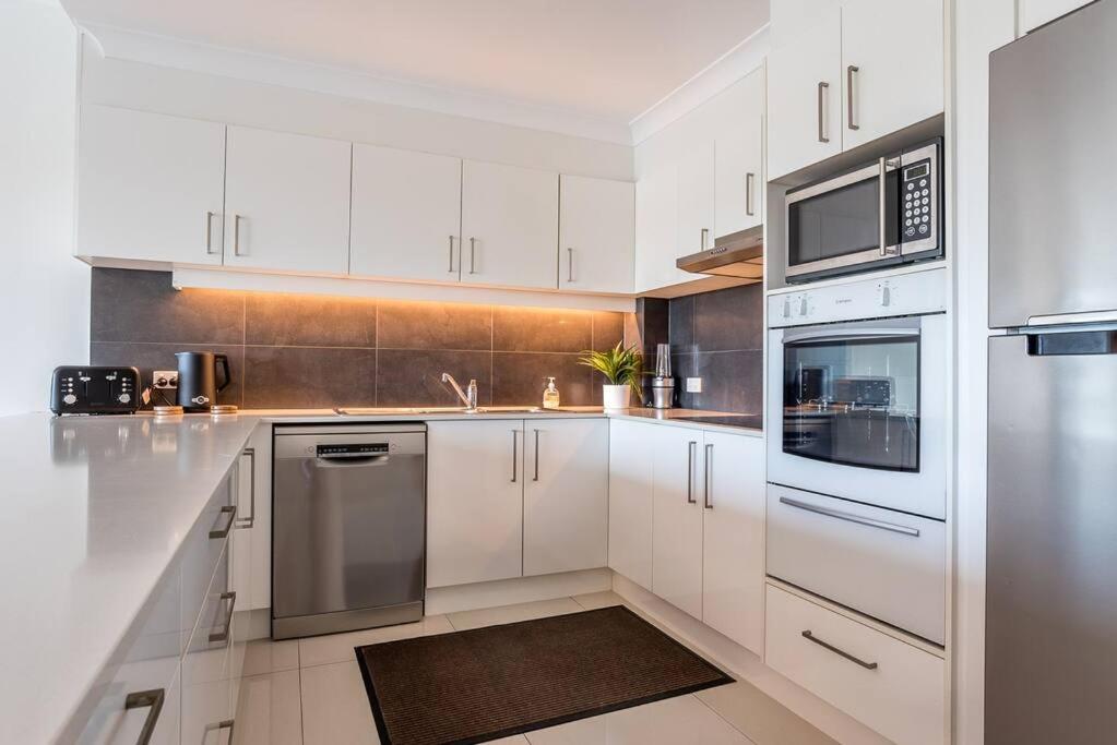 Relax in Style: 2BR Apartment in Broadbeach Waters