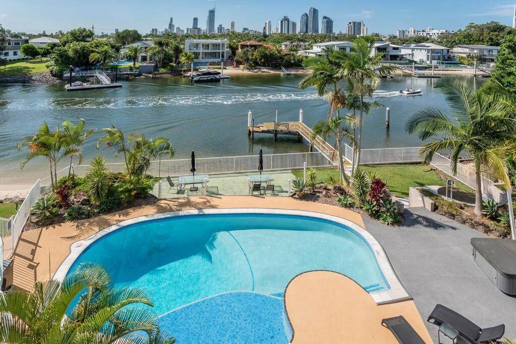 Relax in Style: 2BR Apartment in Broadbeach Waters