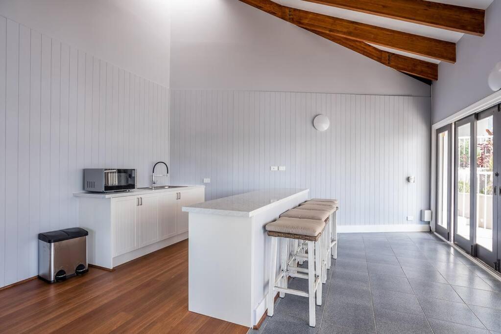 Relax in Style: 2BR Apartment in Broadbeach Waters
