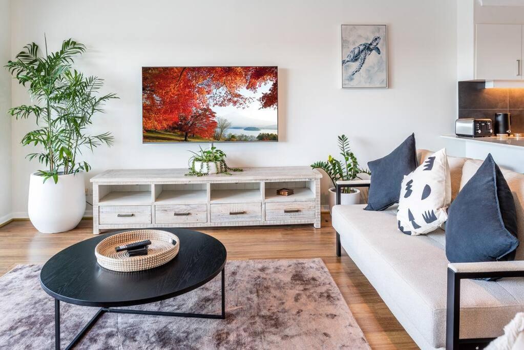 Relax in Style: 2BR Apartment in Broadbeach Waters