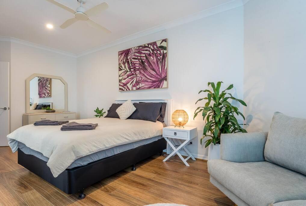 Relax in Style: 2BR Apartment in Broadbeach Waters