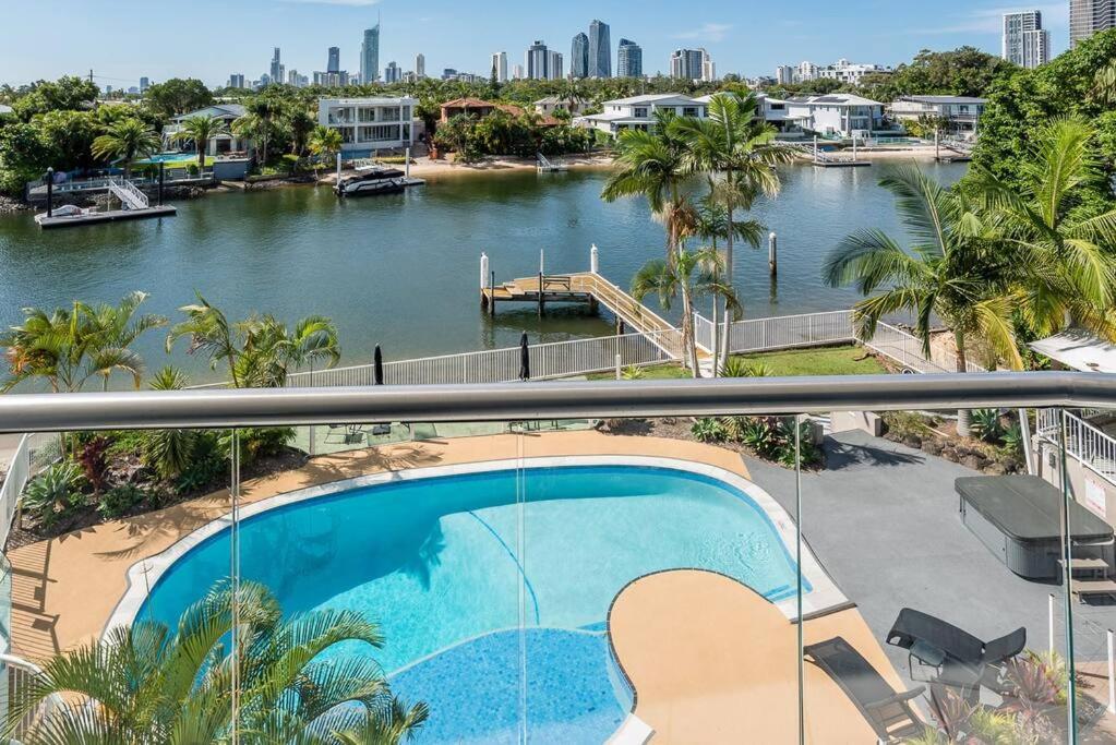 Relax in Style: 2BR Apartment in Broadbeach Waters