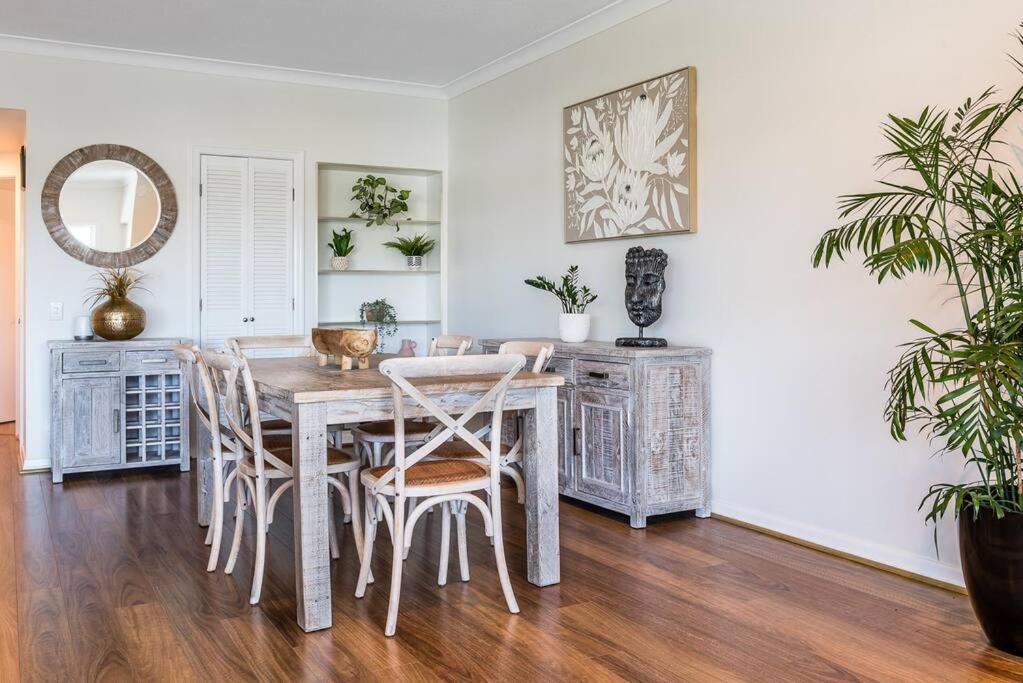 Relax in Style: 2BR Apartment in Broadbeach Waters